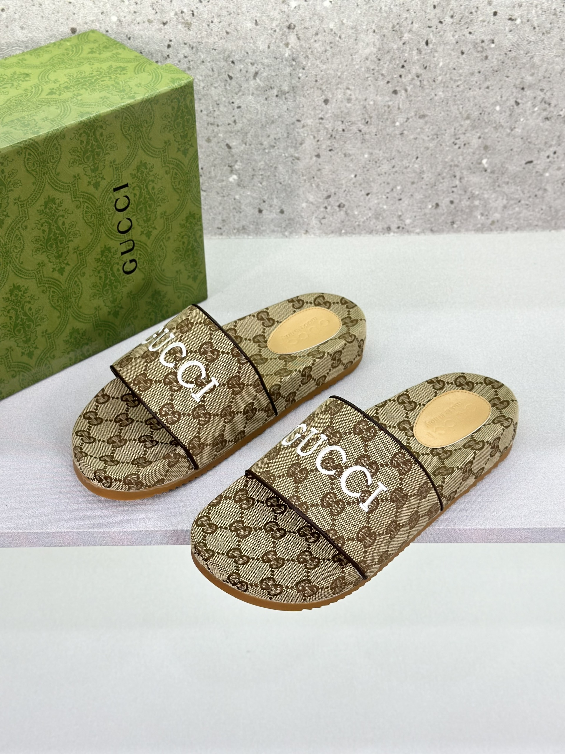 Dép lê quai ngang Gucci GC vải Nâu họa tiết logo GG nhỏ full phối chữ Trắng thêu Like Auth on web fullbox bill thẻ VTN