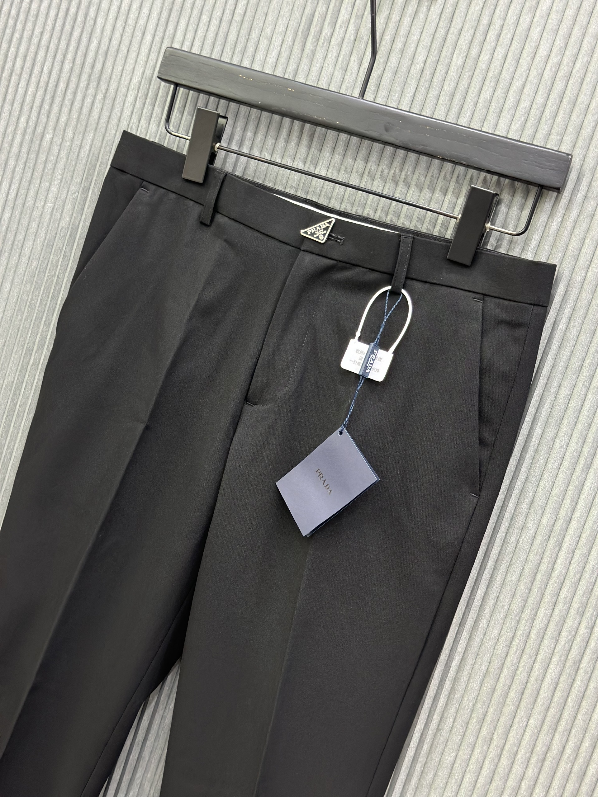 Quần jogger nỉ Dior CD Đen logo chữ đùi phối kẻ sọc Trắng cạp Like Auth NV