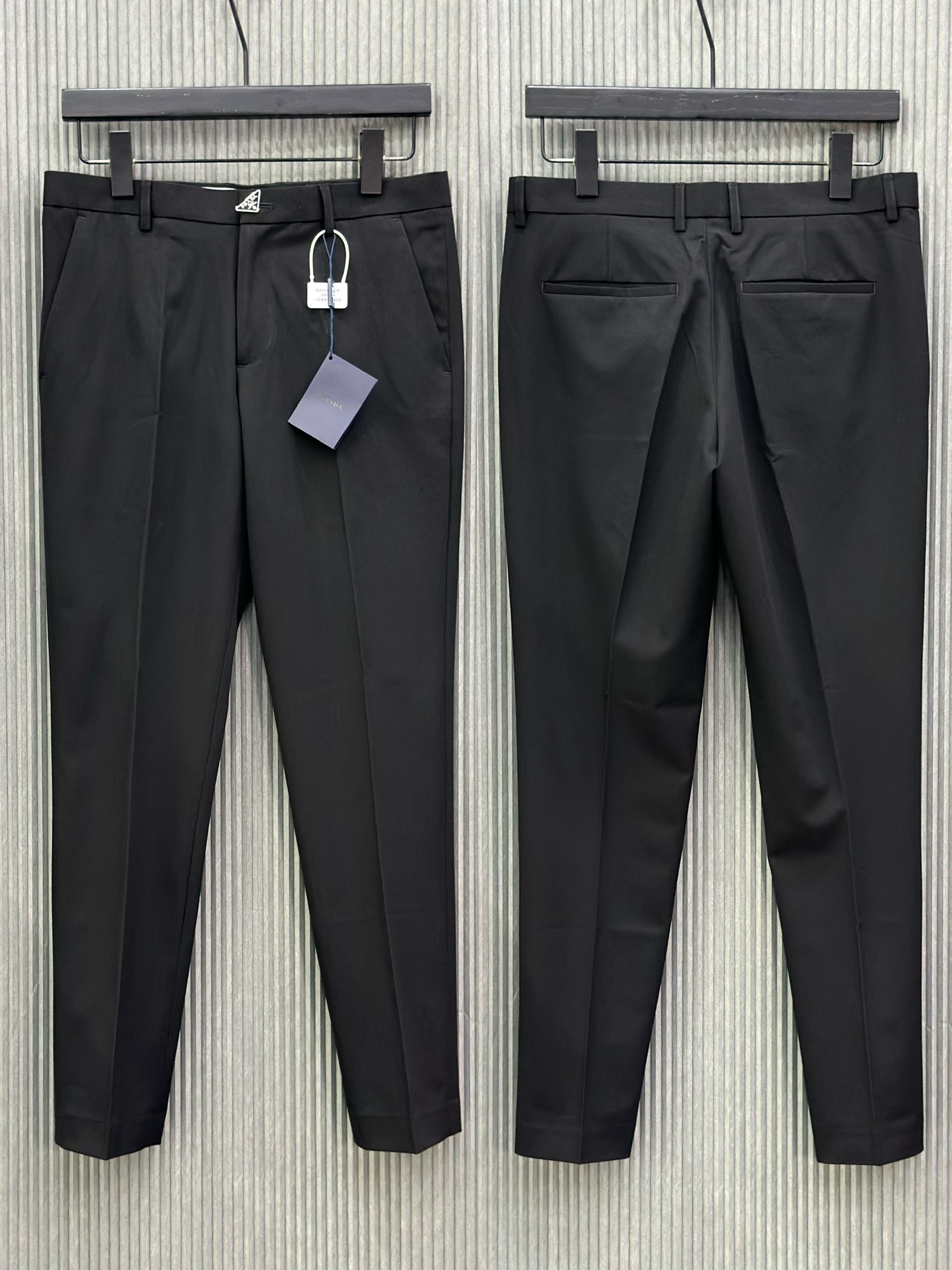 Quần jogger nỉ Dior CD Đen logo chữ đùi phối kẻ sọc Trắng cạp Like Auth NV