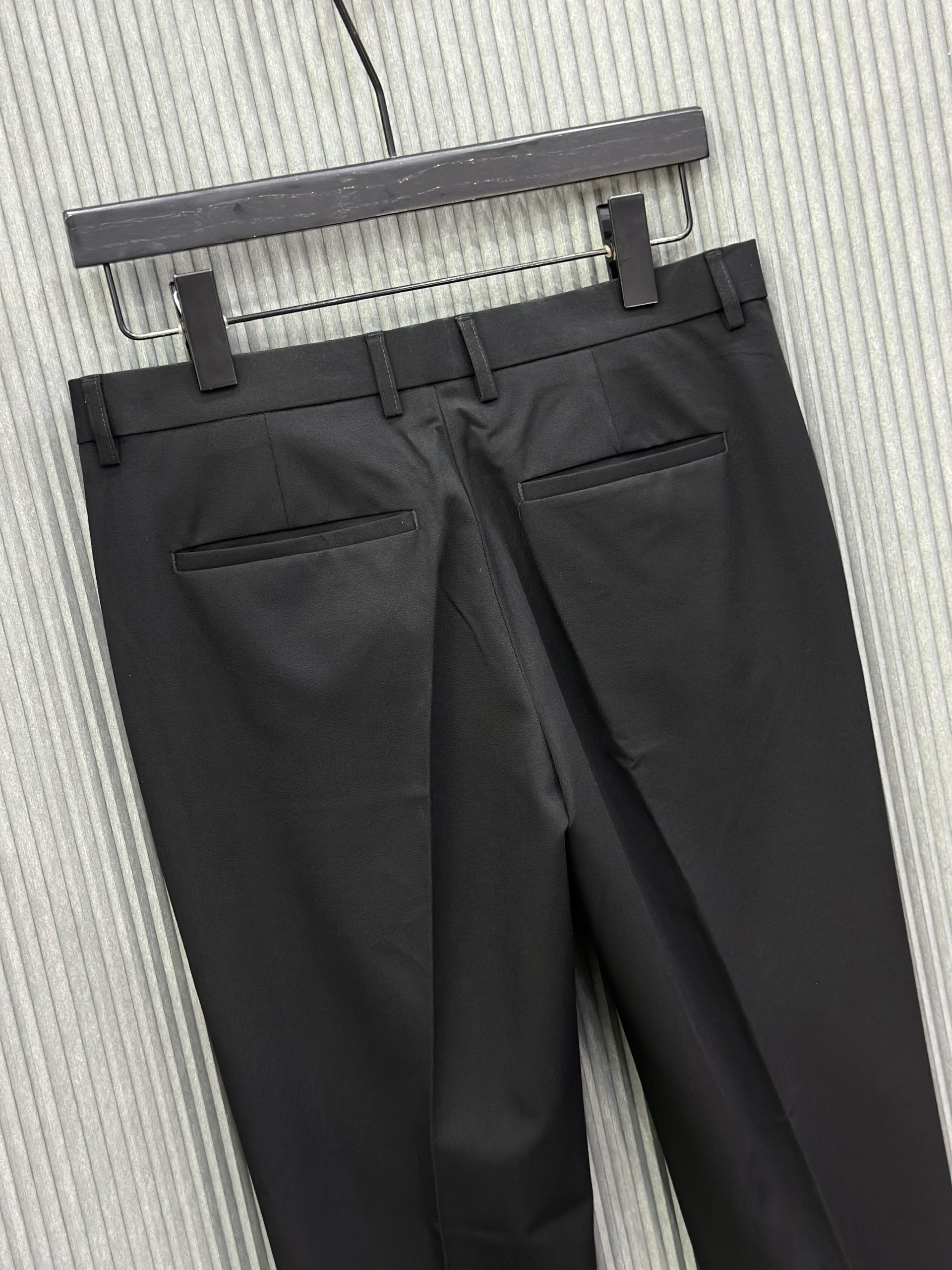 Quần jogger nỉ Dior CD Đen logo chữ đùi phối kẻ sọc Trắng cạp Like Auth NV