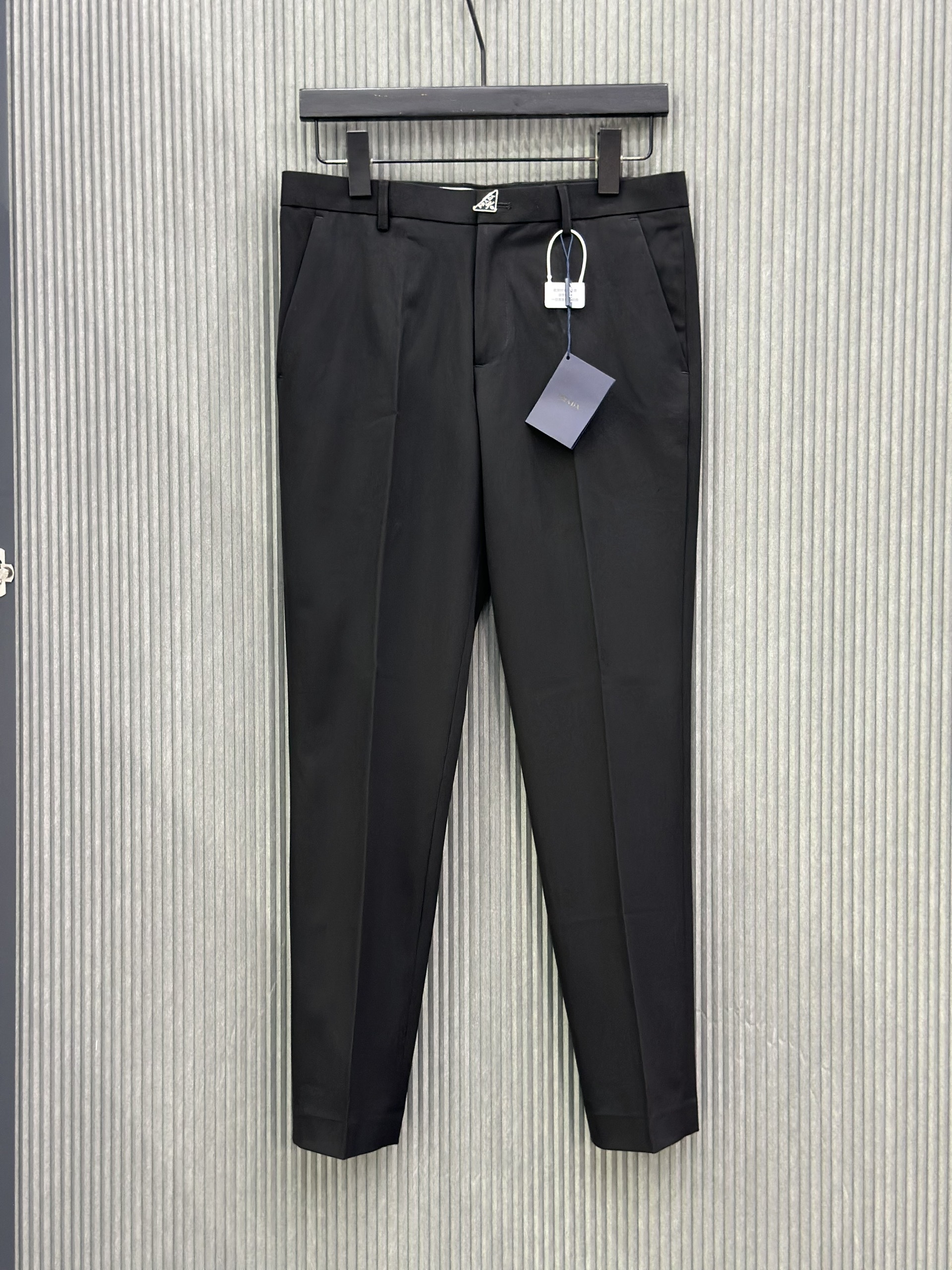 Quần jogger nỉ Dior CD Đen logo chữ đùi phối kẻ sọc Trắng cạp Like Auth NV