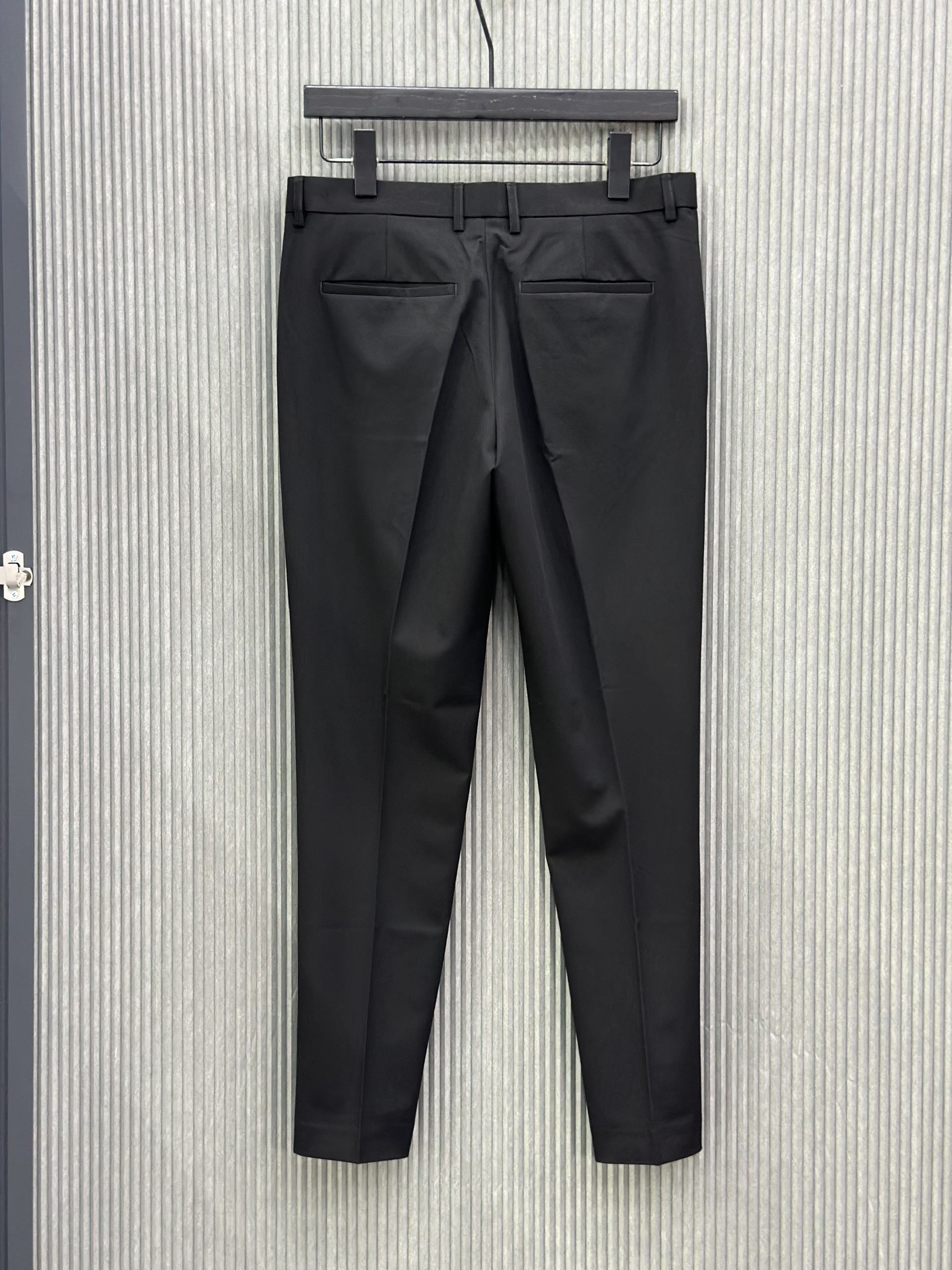 Quần jogger nỉ Dior CD Đen logo chữ đùi phối kẻ sọc Trắng cạp Like Auth NV