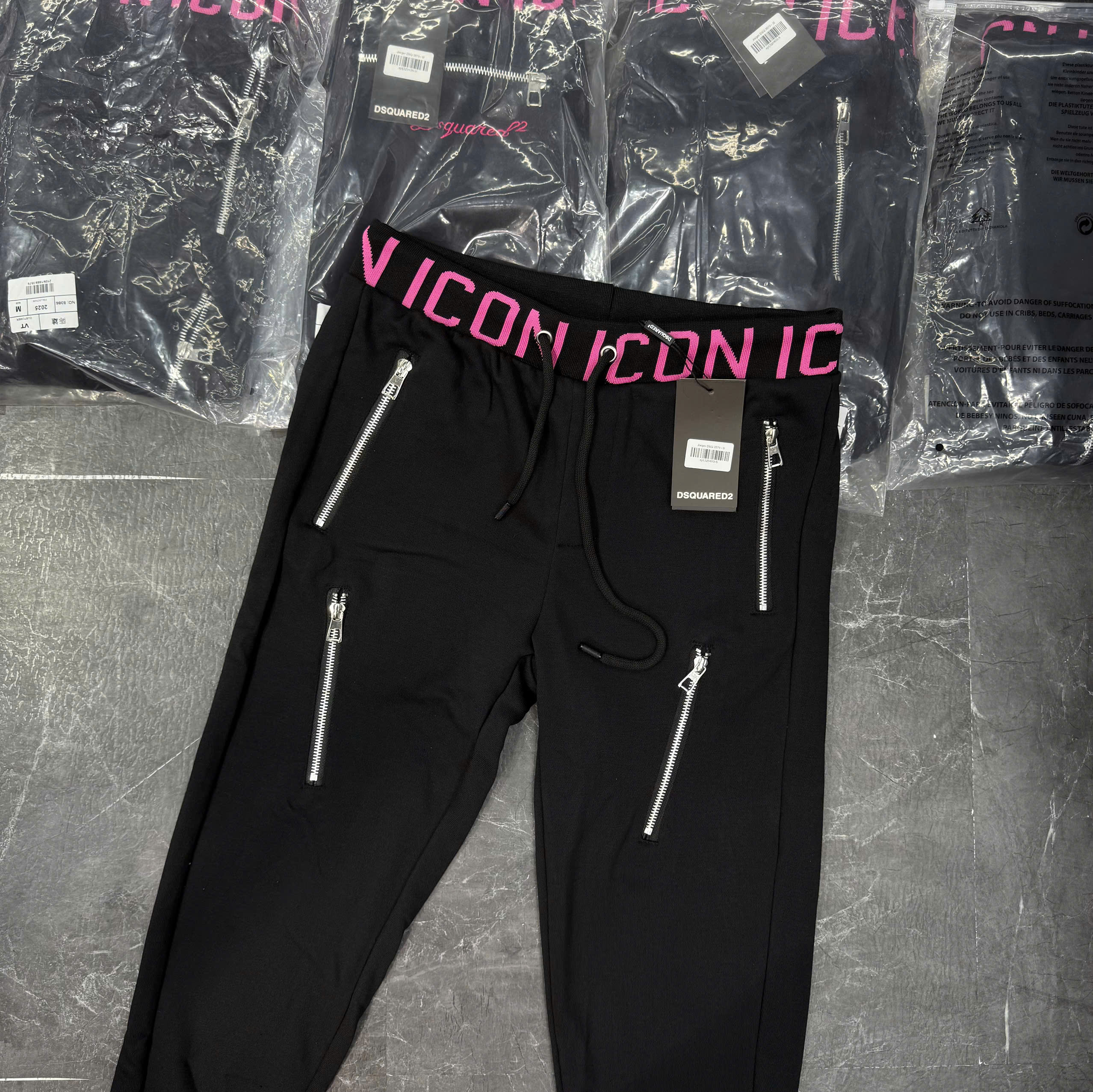 Quần jogger nỉ Dsquared2 DSQ2 Đen logo Ion Hồng cạp Like Auth NV