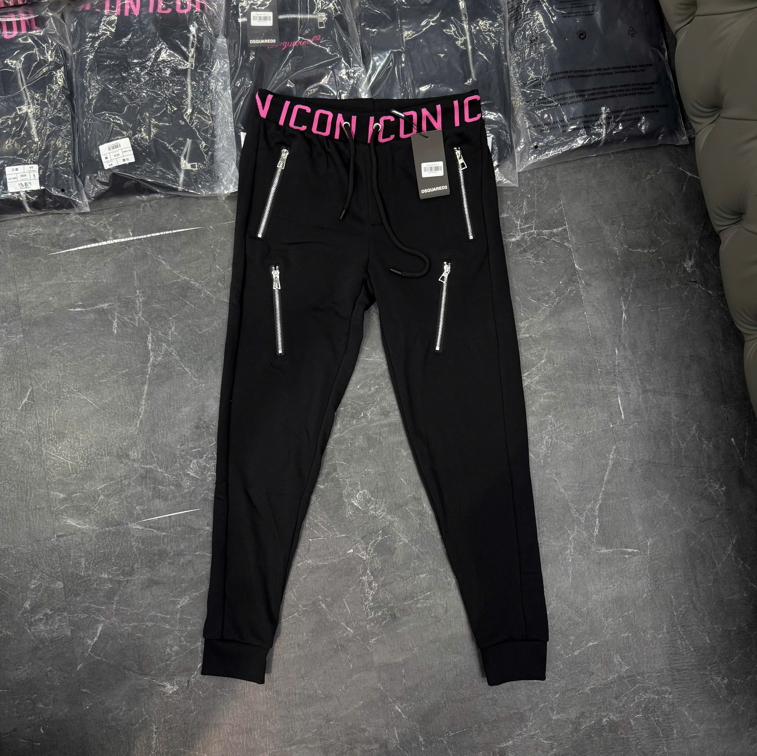 Quần jogger nỉ Dsquared2 DSQ2 Đen logo Ion Hồng cạp Like Auth NV