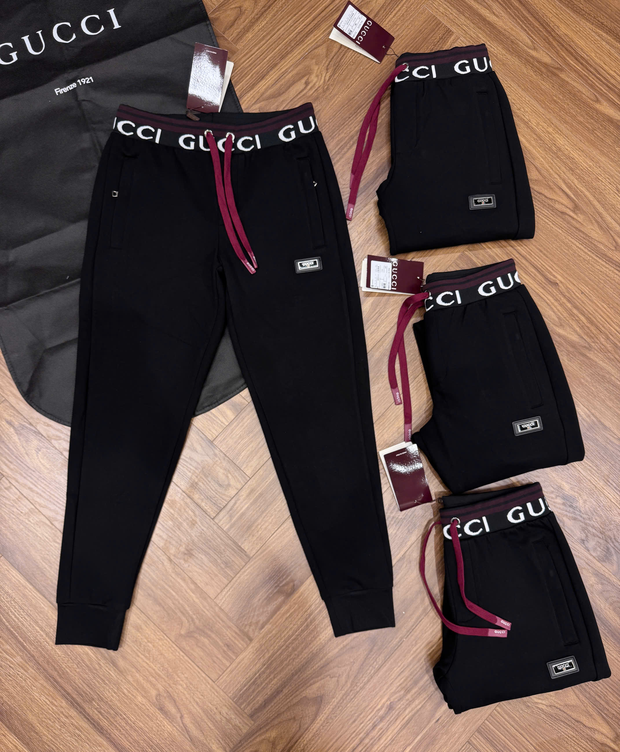 Quần jogger nỉ Gucci Đen logo chữ Trắng phối kẻ sọc dây Đỏ cạp Like Auth NV