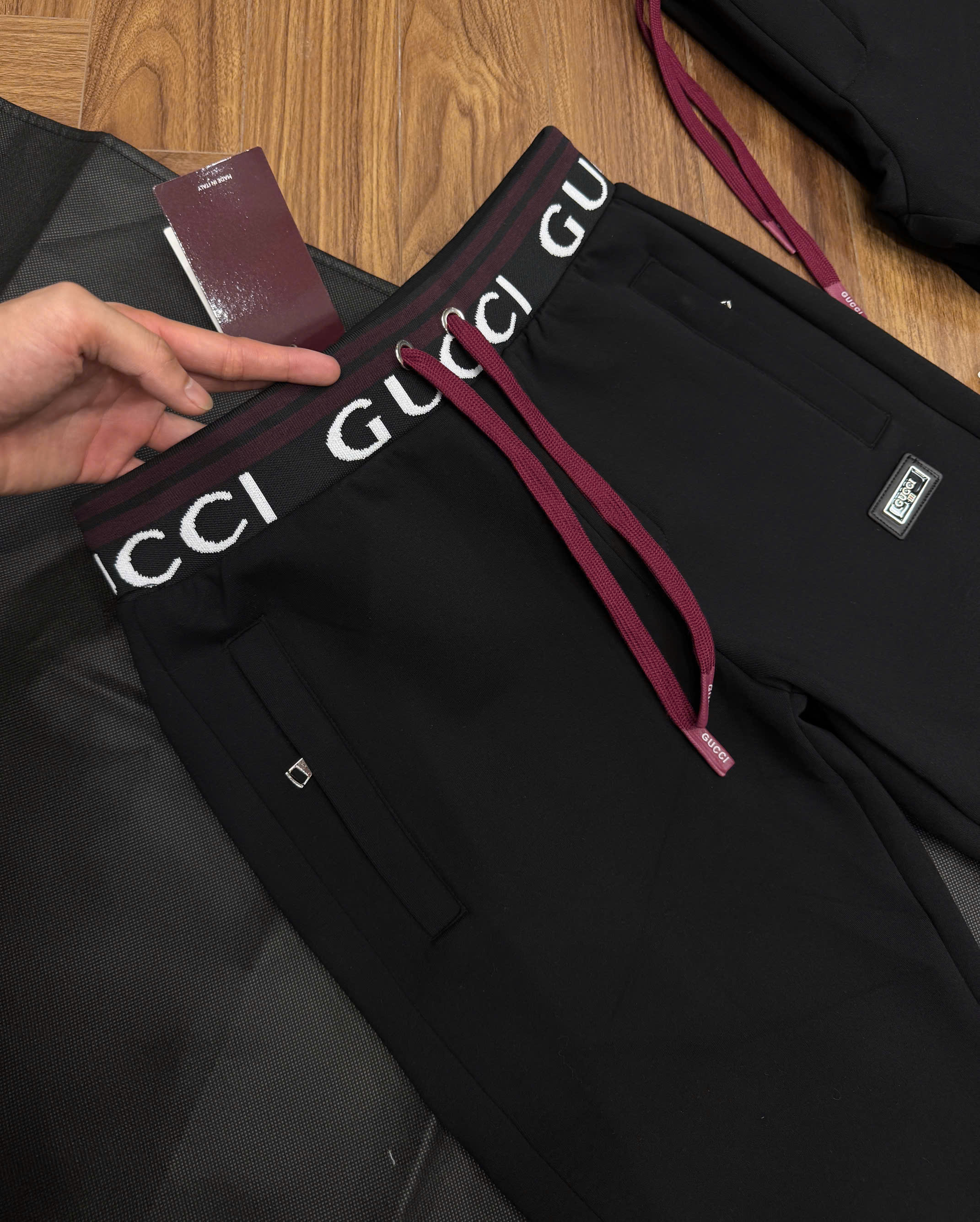 Quần jogger nỉ Gucci Đen logo chữ Trắng phối kẻ sọc dây Đỏ cạp Like Auth NV