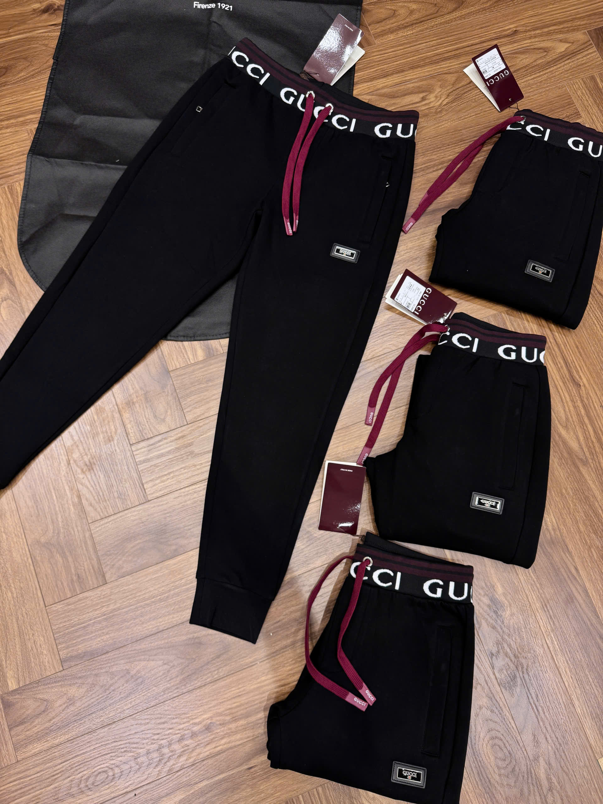 Quần jogger nỉ Gucci Đen logo chữ Trắng phối kẻ sọc dây Đỏ cạp Like Auth NV