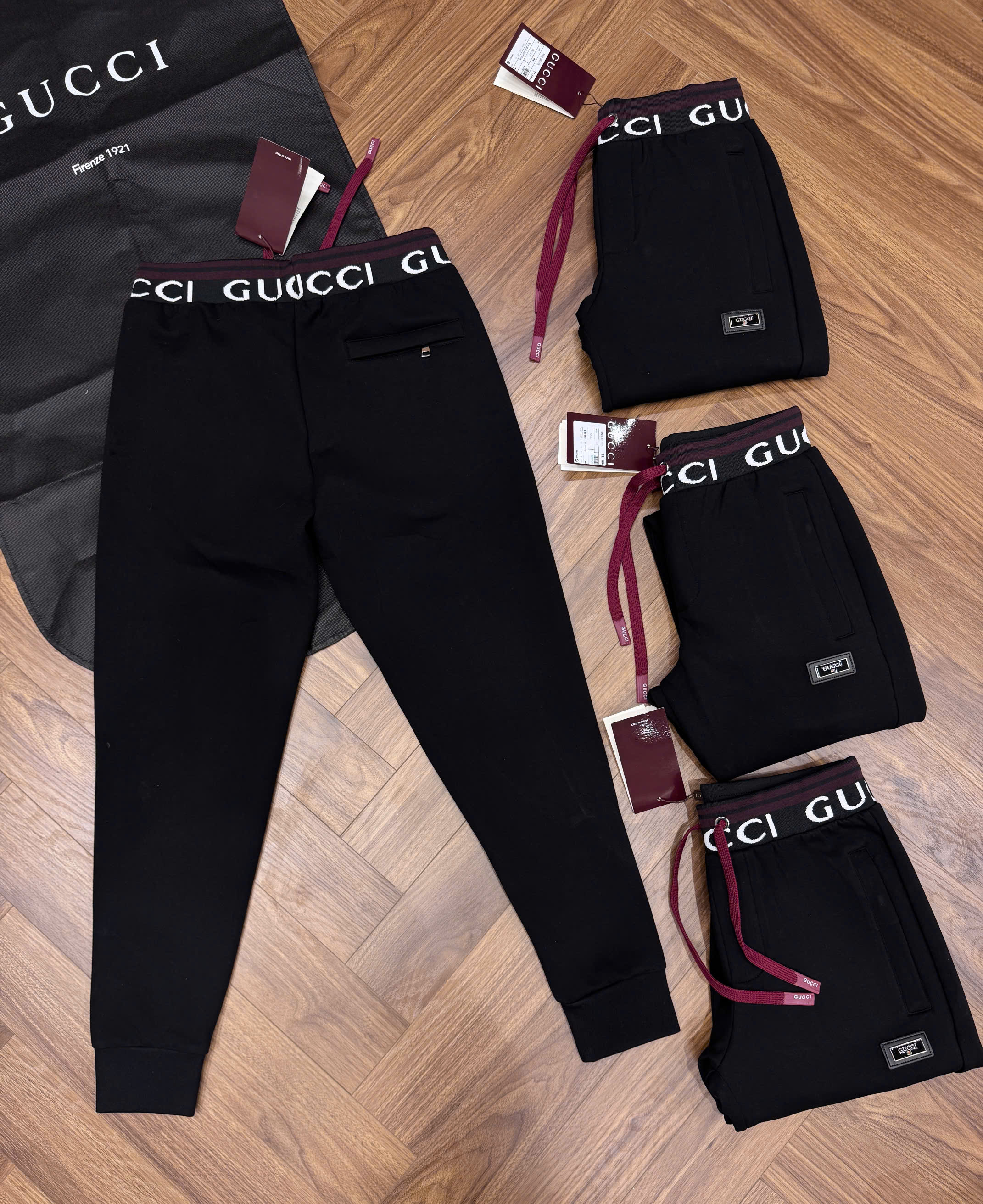 Quần jogger nỉ Gucci Đen logo chữ Trắng phối kẻ sọc dây Đỏ cạp Like Auth NV