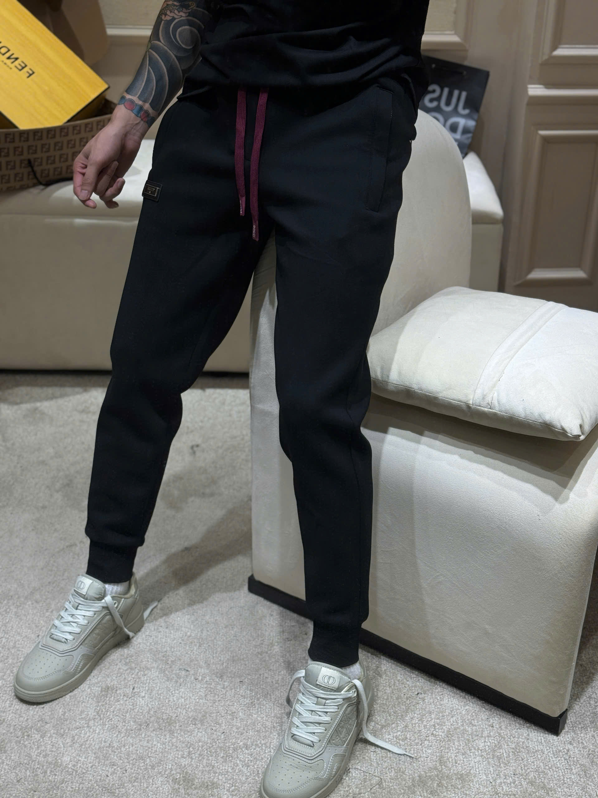 Quần jogger nỉ Gucci Đen logo chữ Trắng phối kẻ sọc dây Đỏ cạp Like Auth NV