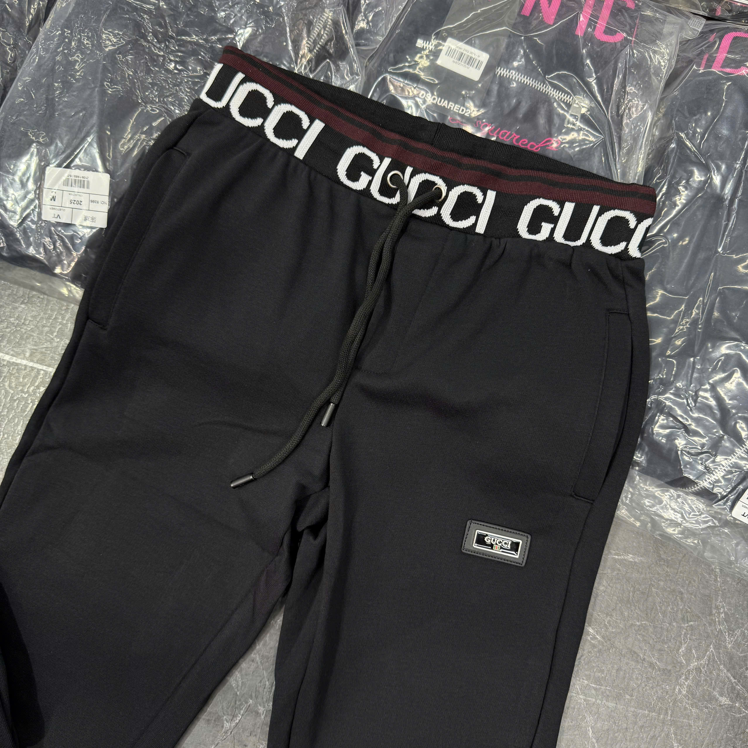 Quần jogger nỉ Gucci Đen logo chữ Trắng phối kẻ sọc Đỏ cạp Like Auth NV