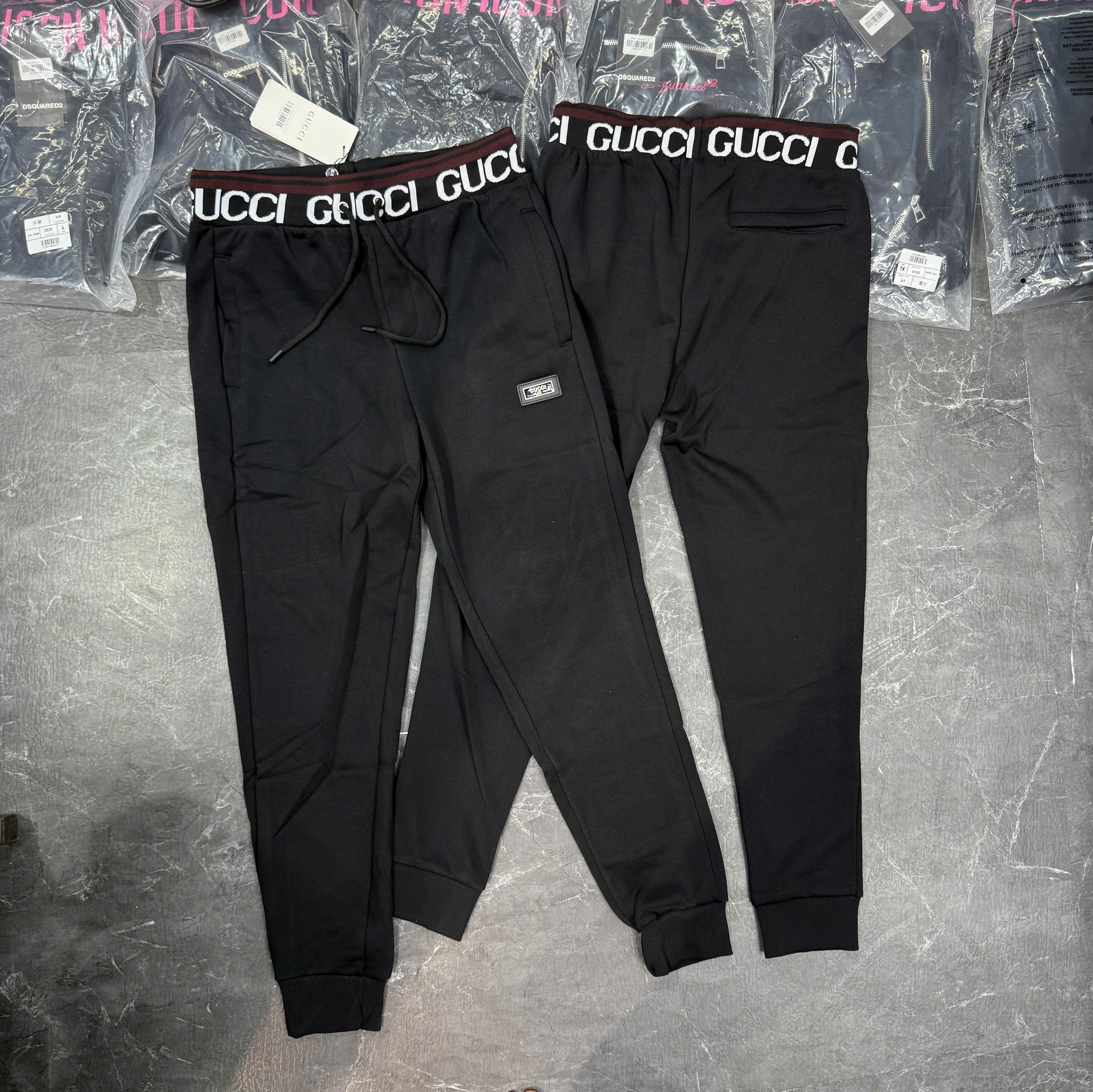 Quần jogger nỉ Gucci Đen logo chữ Trắng phối kẻ sọc Đỏ cạp Like Auth NV