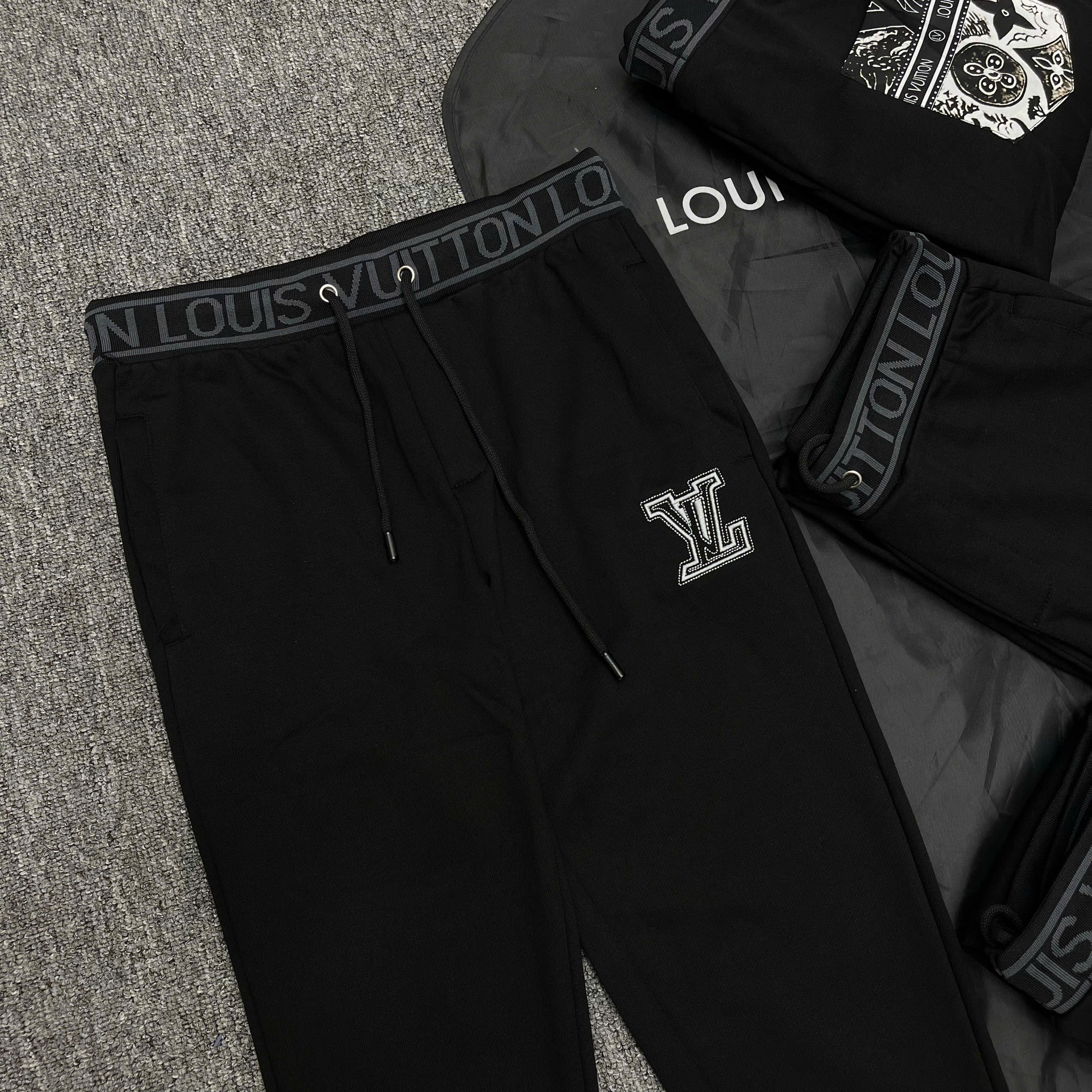 Quần jogger nỉ Louis Vuitton LV Đen logo chữ cạp đùi họa tiết túi sau Like Auth NV