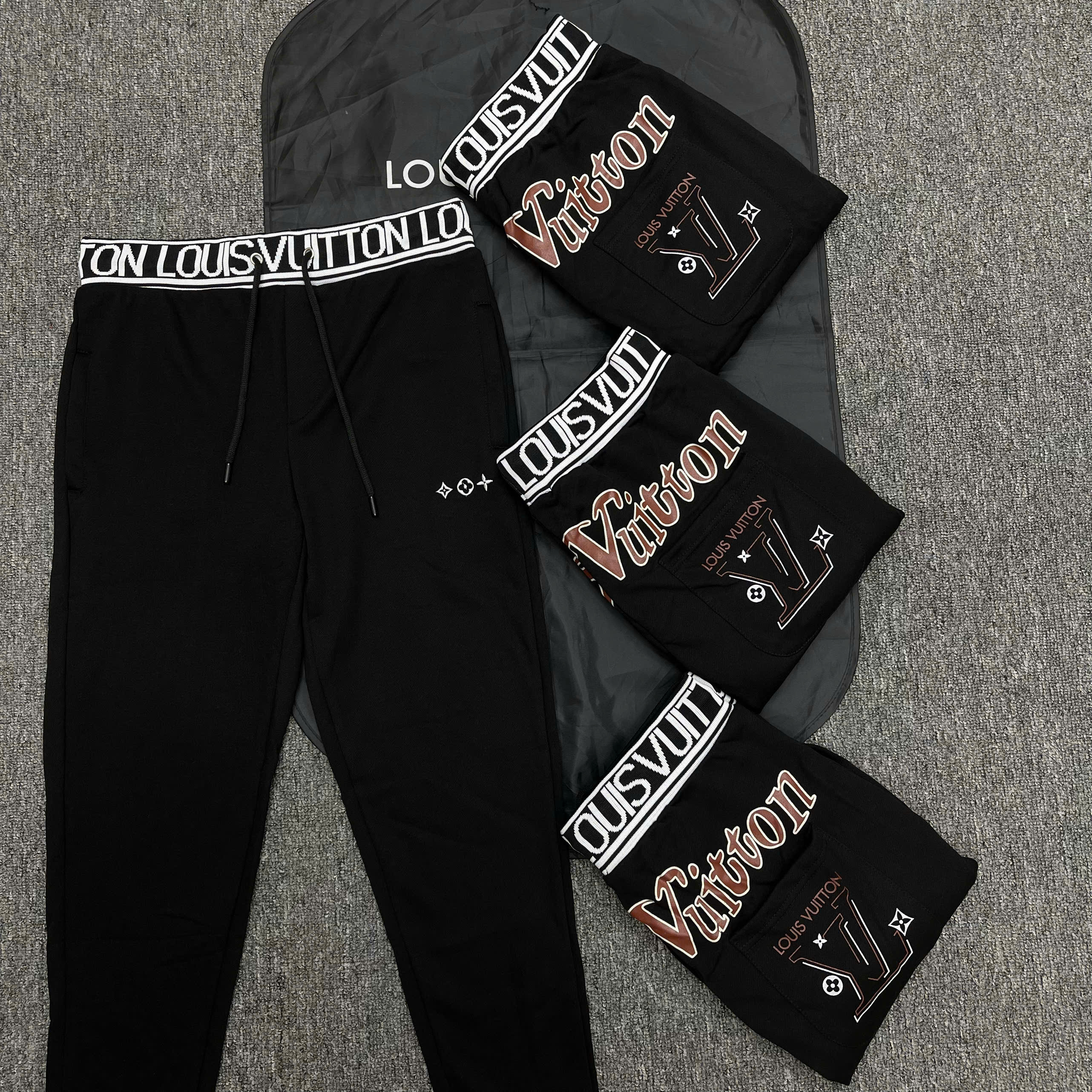 Quần jogger nỉ Louis Vuitton LV Đen logo chữ Like Auth NV