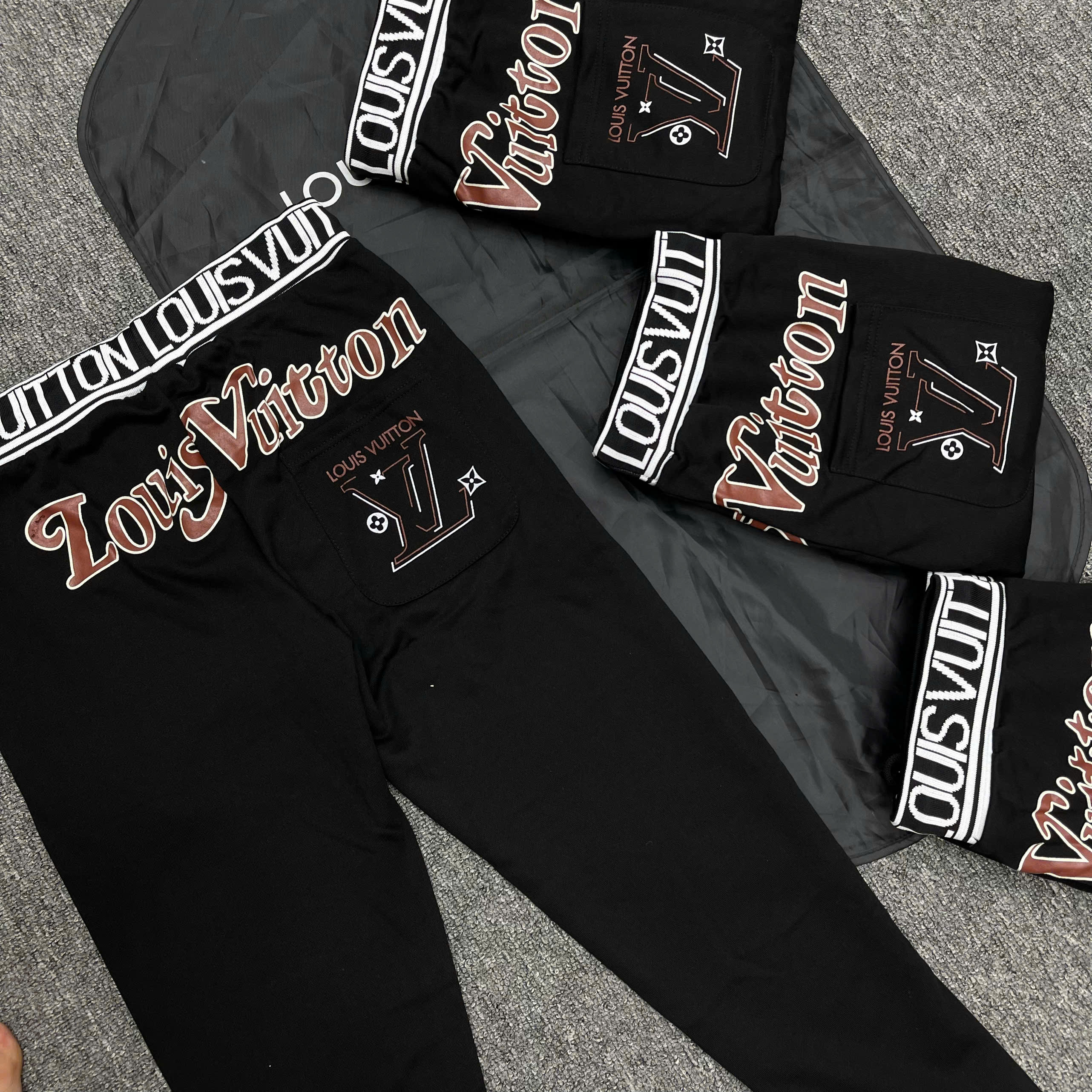 Quần jogger nỉ Louis Vuitton LV Đen logo chữ Like Auth NV