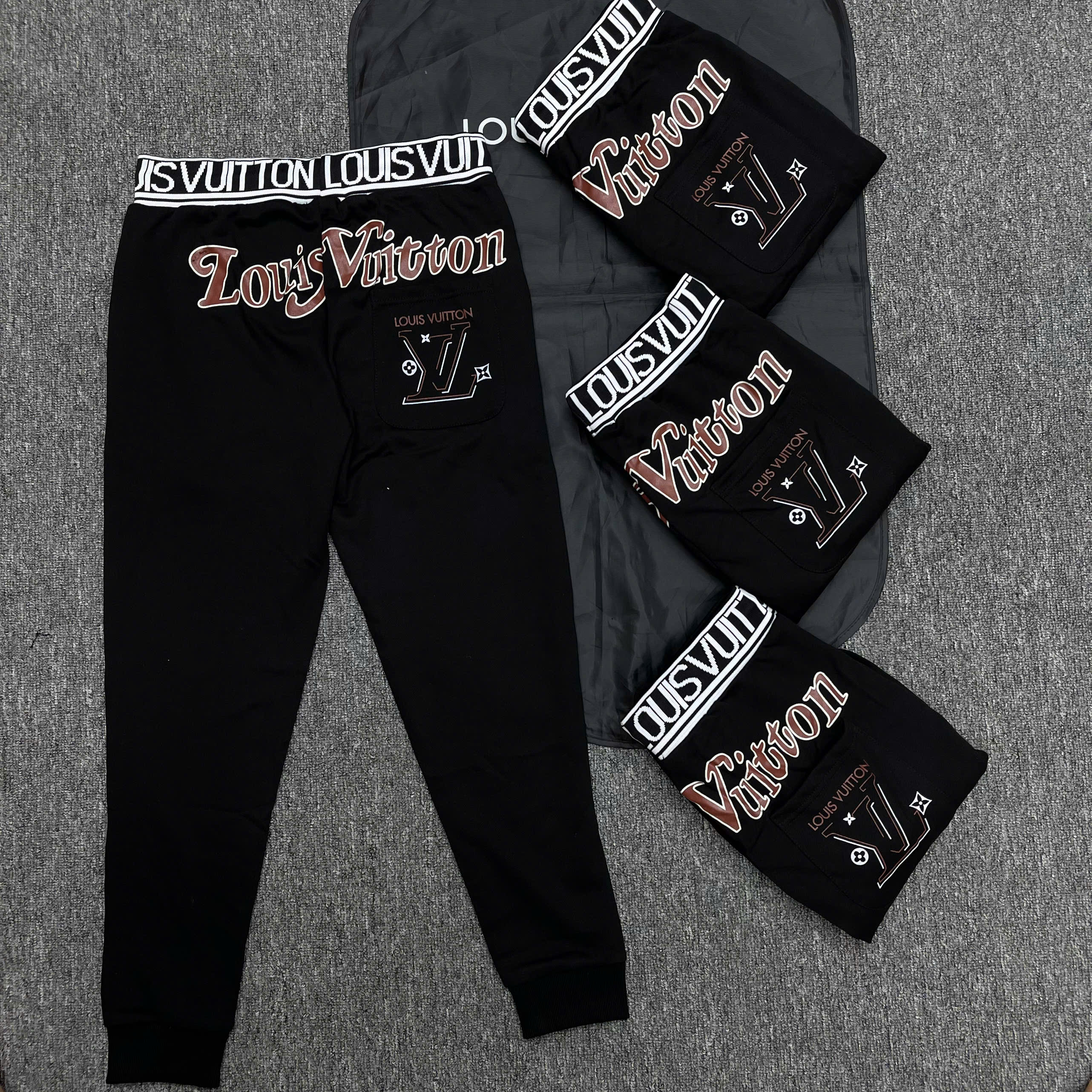 Quần jogger nỉ Louis Vuitton LV Đen logo chữ Like Auth NV