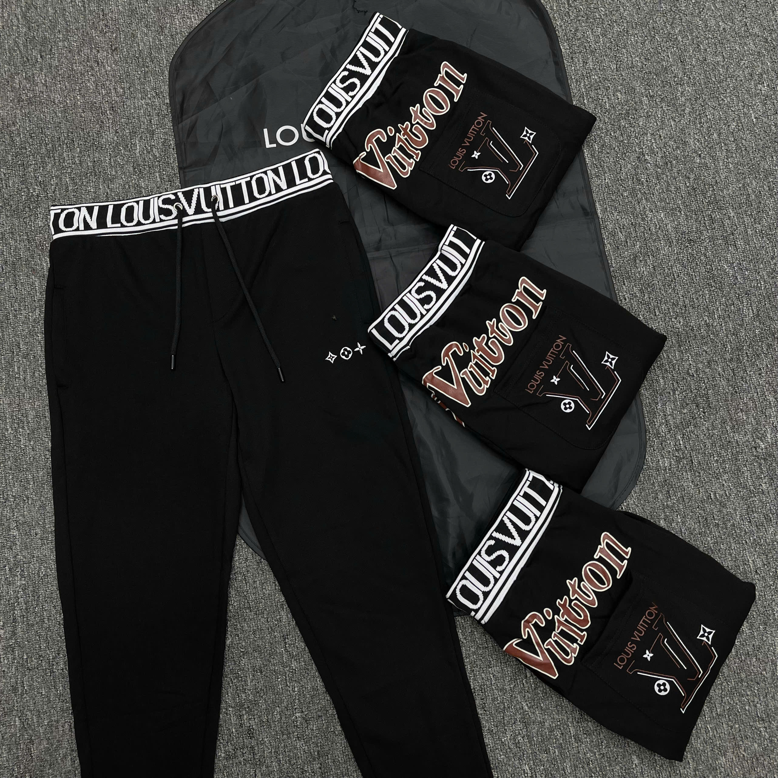 Quần jogger nỉ Louis Vuitton LV Đen logo chữ Like Auth NV