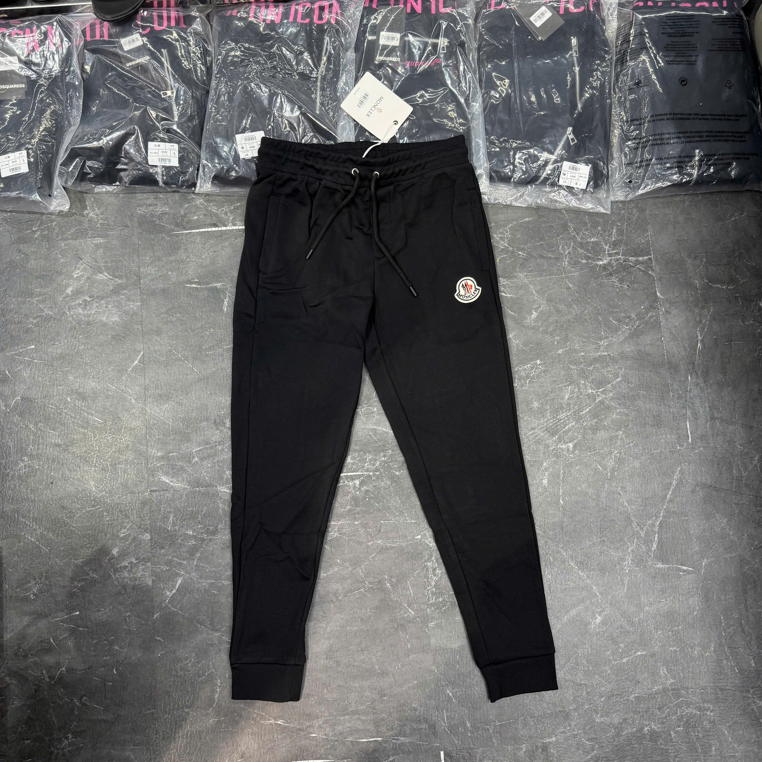 Quần jogger nỉ Moncler M Đen logo tròn thêu Like Auth NV