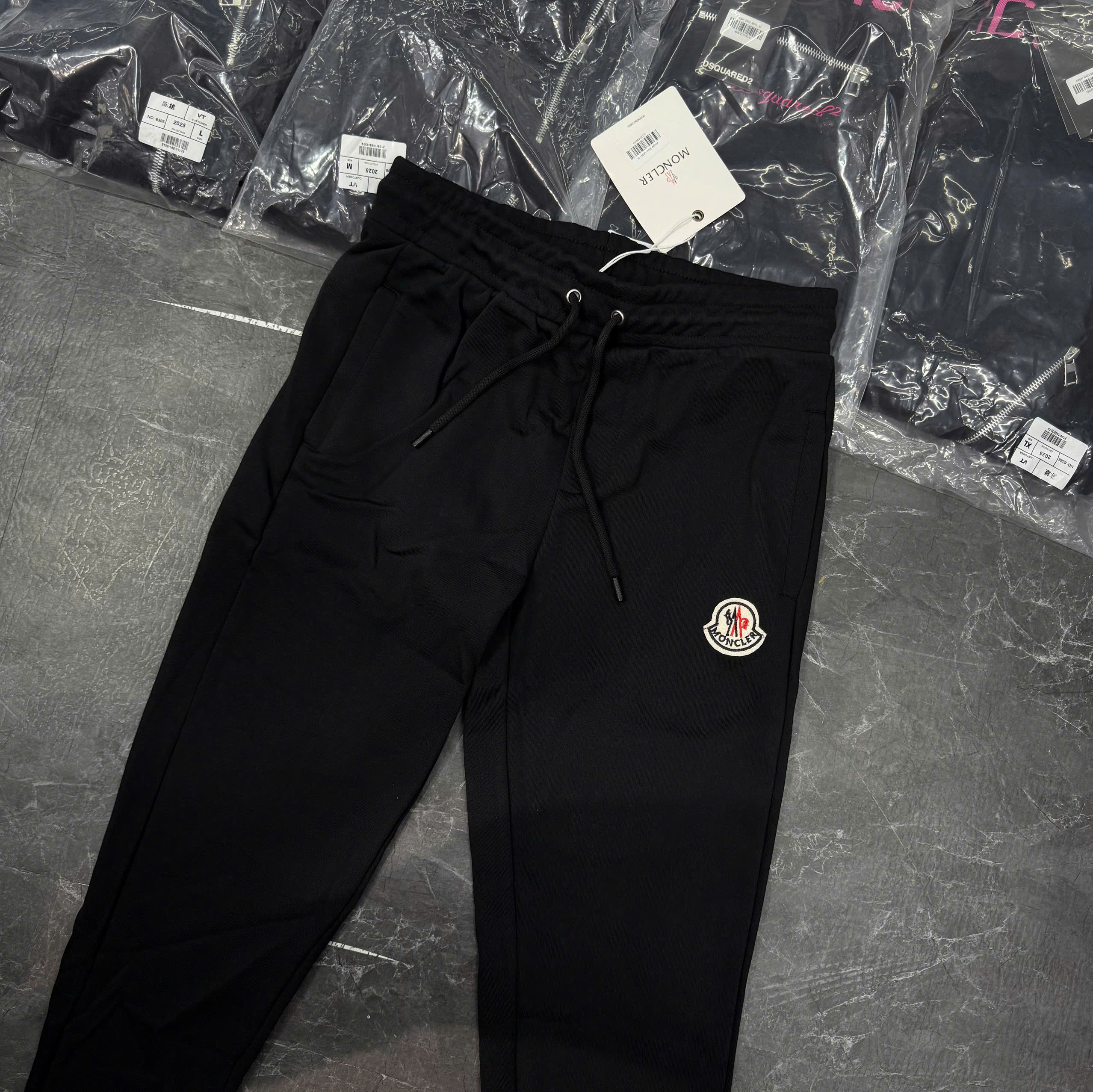 Quần jogger nỉ Moncler M Đen logo tròn thêu Like Auth NV