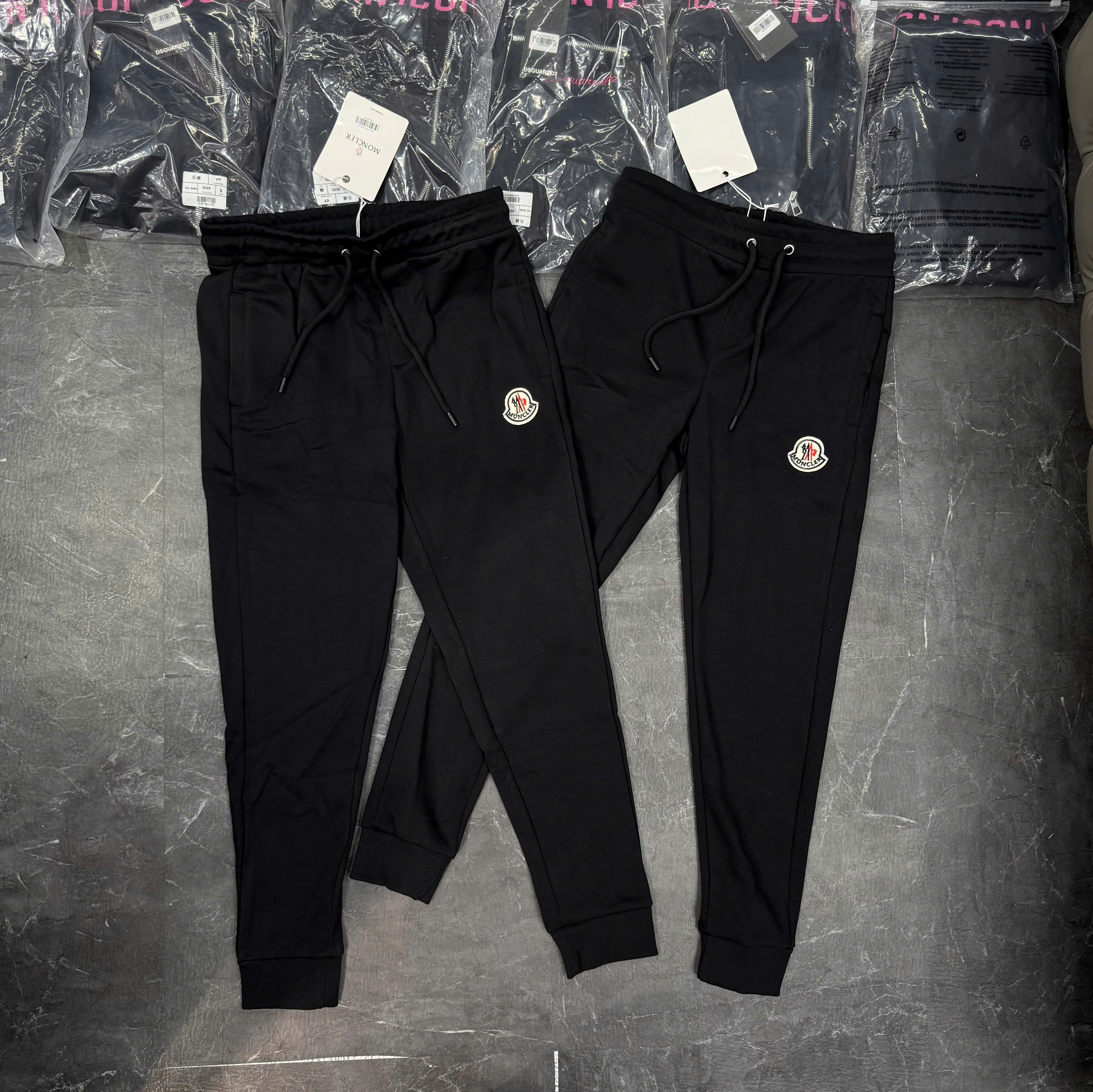 Quần jogger nỉ Moncler M Đen logo tròn thêu Like Auth NV