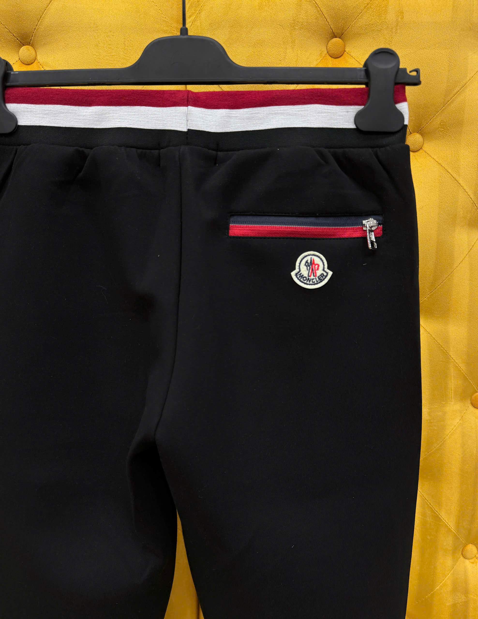 Quần jogger nỉ Moncler M Đen phối Đỏ Trắng cạp túi Like Auth NV