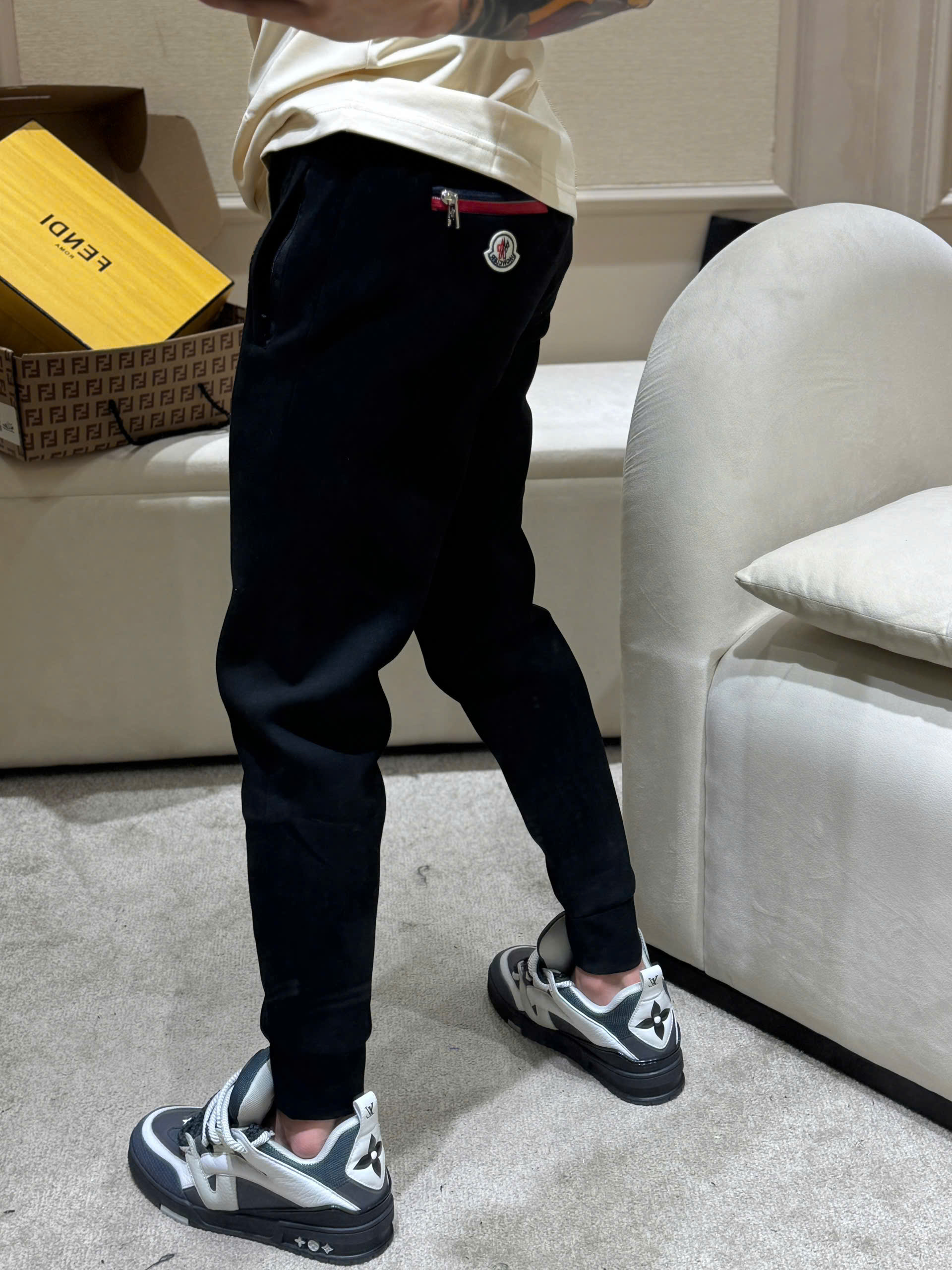 Quần jogger nỉ Moncler M Đen phối Đỏ Trắng cạp túi Like Auth NV