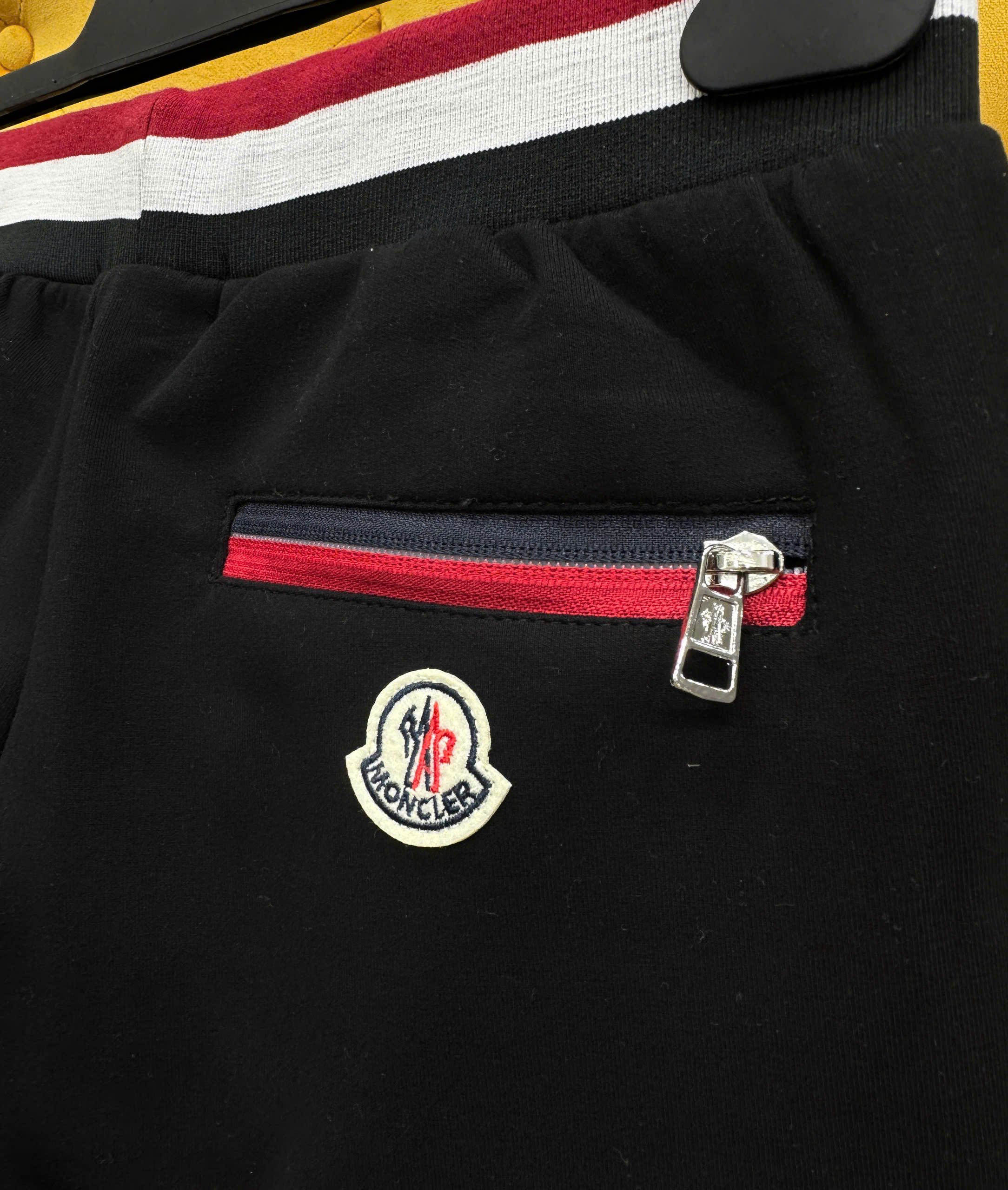 Quần jogger nỉ Moncler M Đen phối Đỏ Trắng cạp túi Like Auth NV