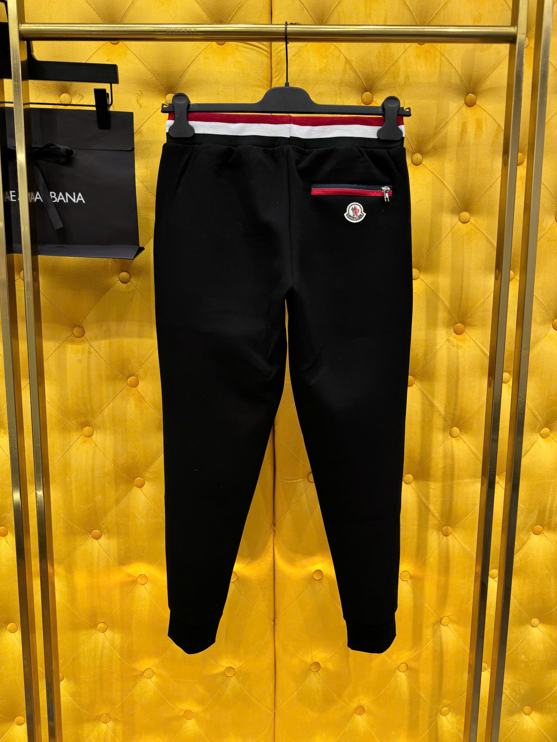 Quần jogger nỉ Moncler M Đen phối Đỏ Trắng cạp túi Like Auth NV