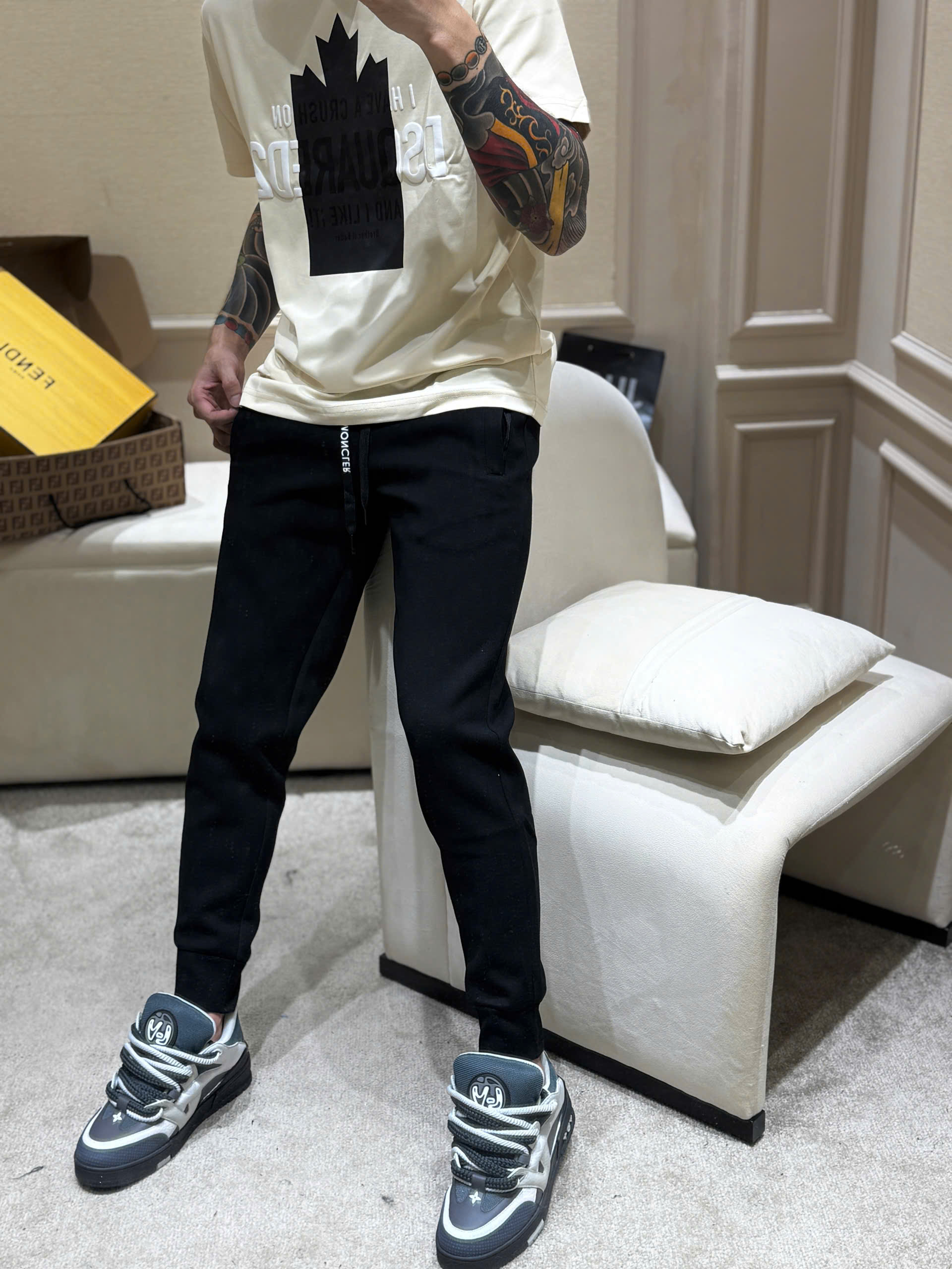 Quần jogger nỉ Moncler M Đen phối Đỏ Trắng cạp túi Like Auth NV