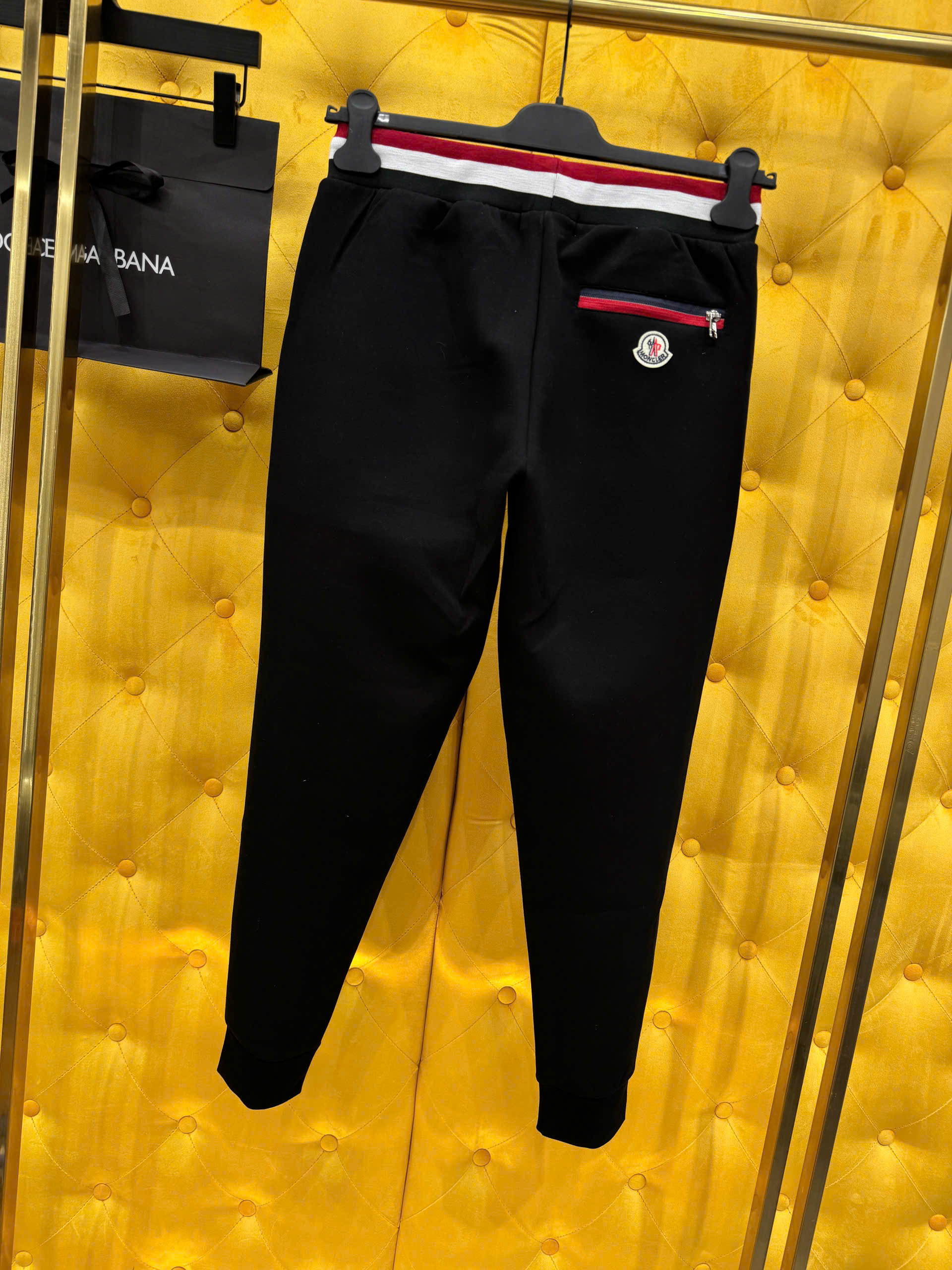 Quần jogger nỉ Moncler M Đen phối Đỏ Trắng cạp túi Like Auth NV