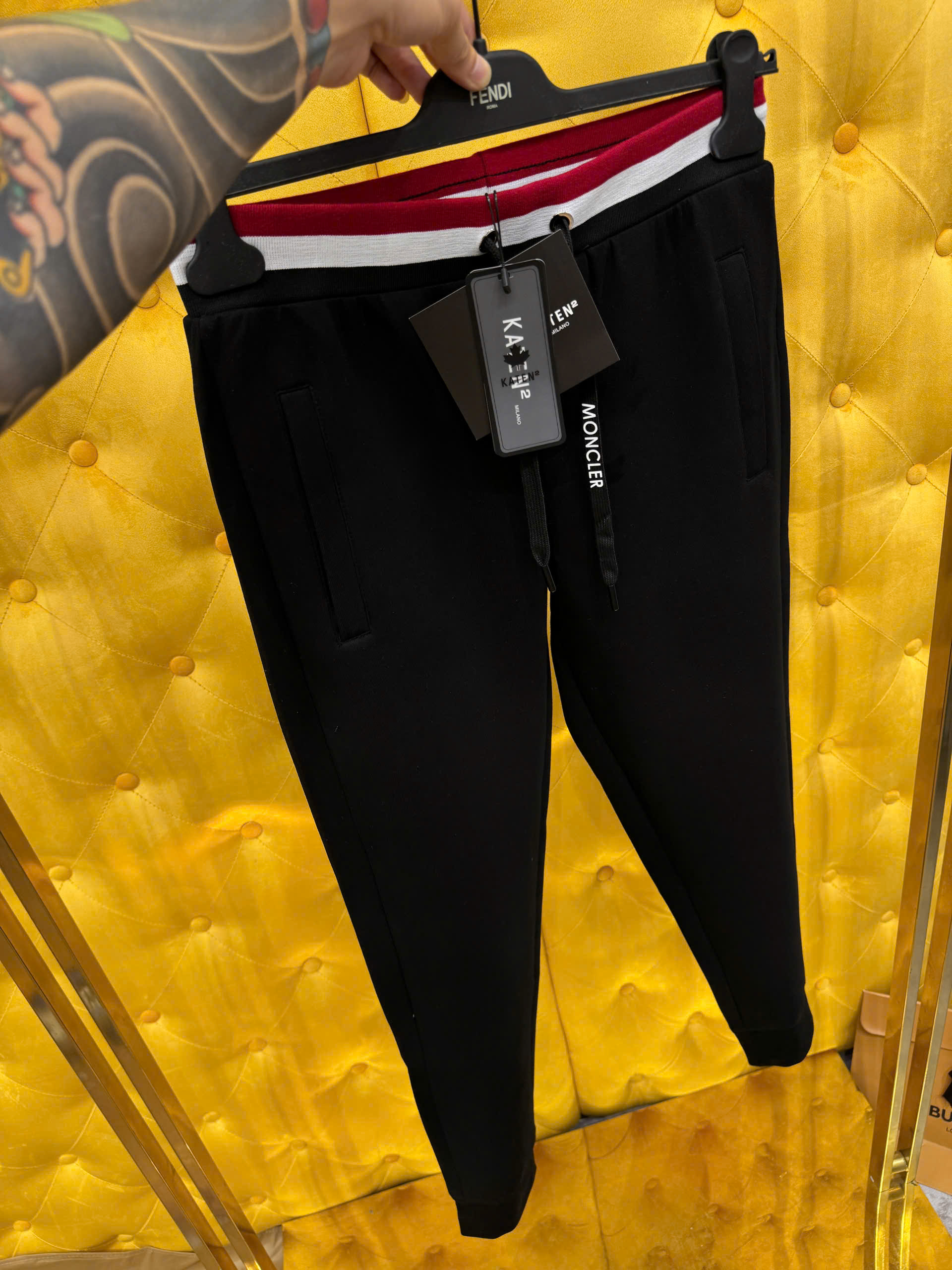 Quần jogger nỉ Moncler M Đen phối Đỏ Trắng cạp túi Like Auth NV