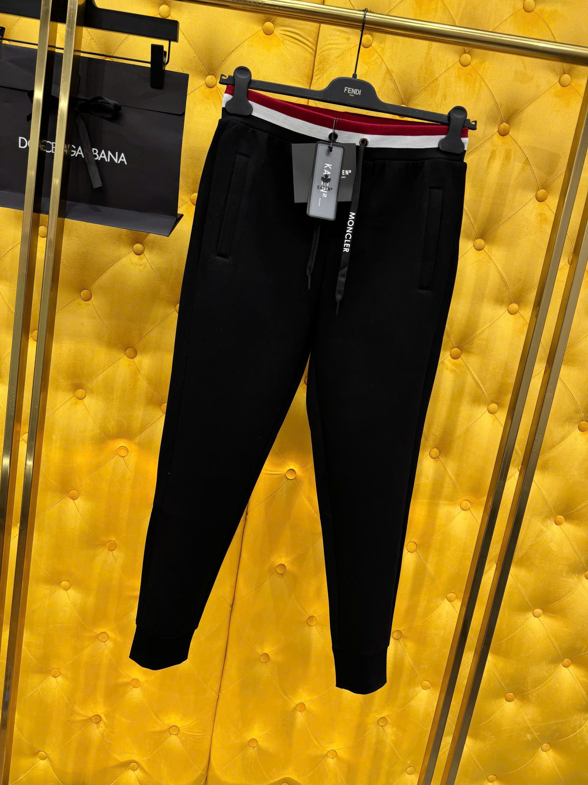 Quần jogger nỉ Moncler M Đen phối Đỏ Trắng cạp túi Like Auth NV