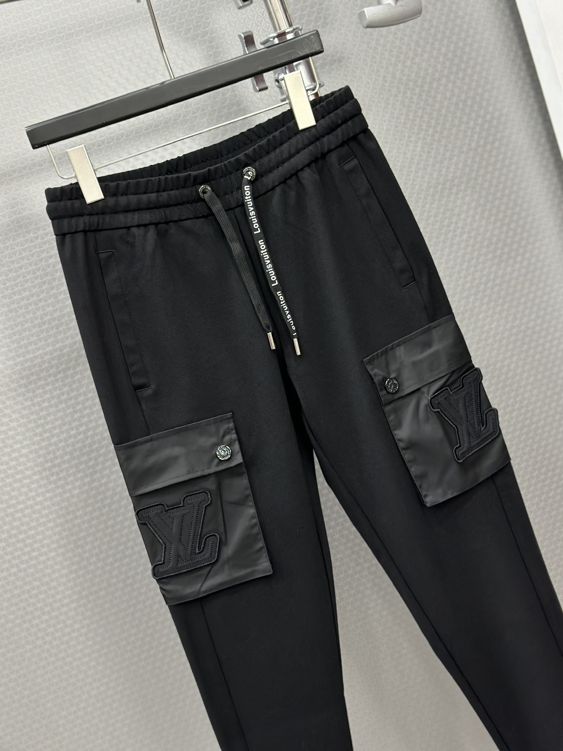 Quần nỉ dài Louis Vuitton LV Đen túi hộp đùi logo chữ dây Like Auth VTN