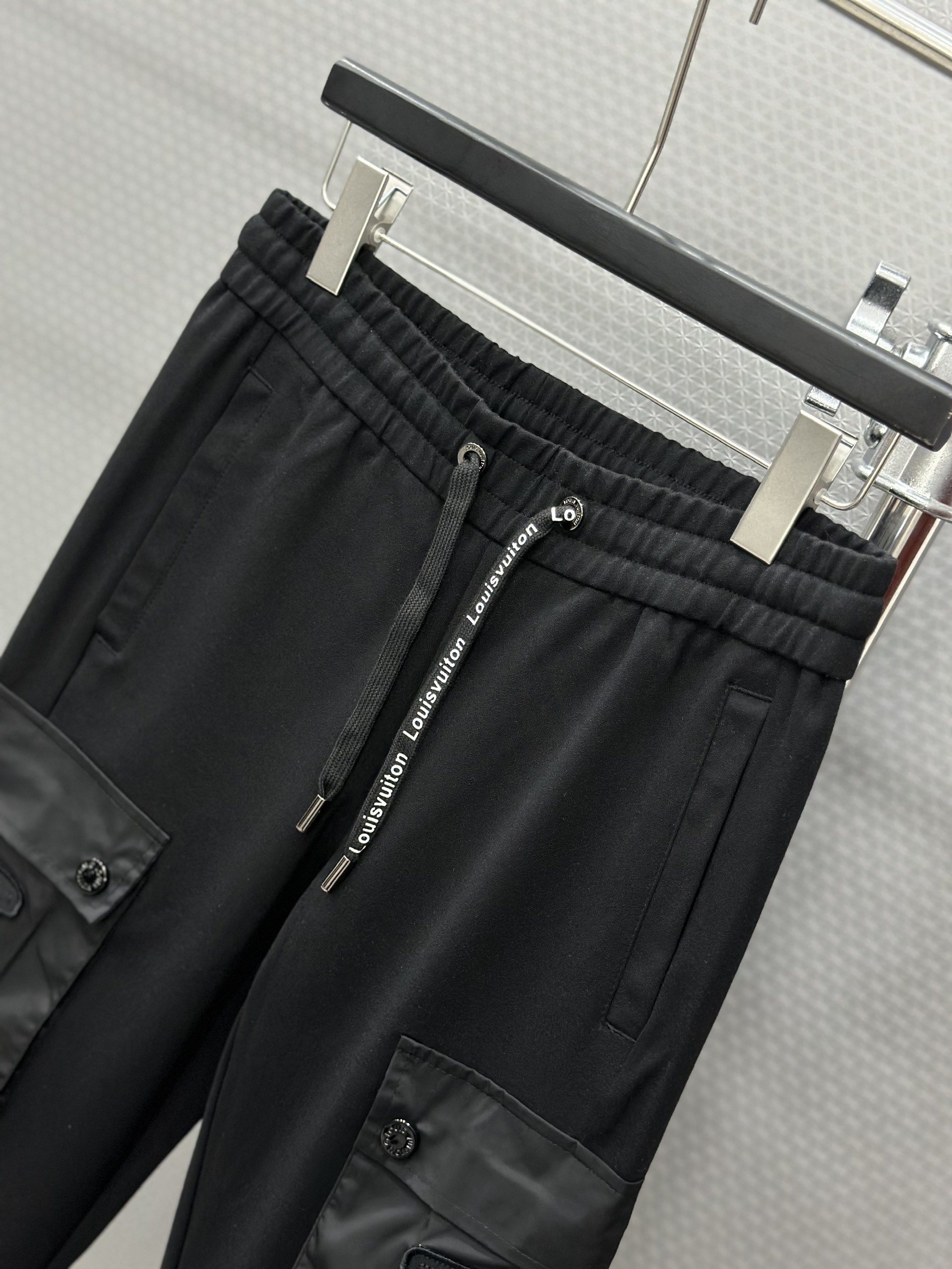 Quần nỉ dài Louis Vuitton LV Đen túi hộp đùi logo chữ dây Like Auth VTN