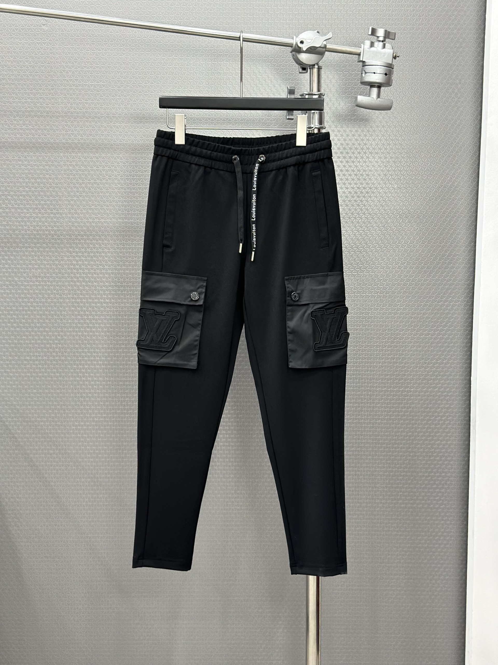 Quần nỉ dài Louis Vuitton LV Đen túi hộp đùi logo chữ dây Like Auth VTN