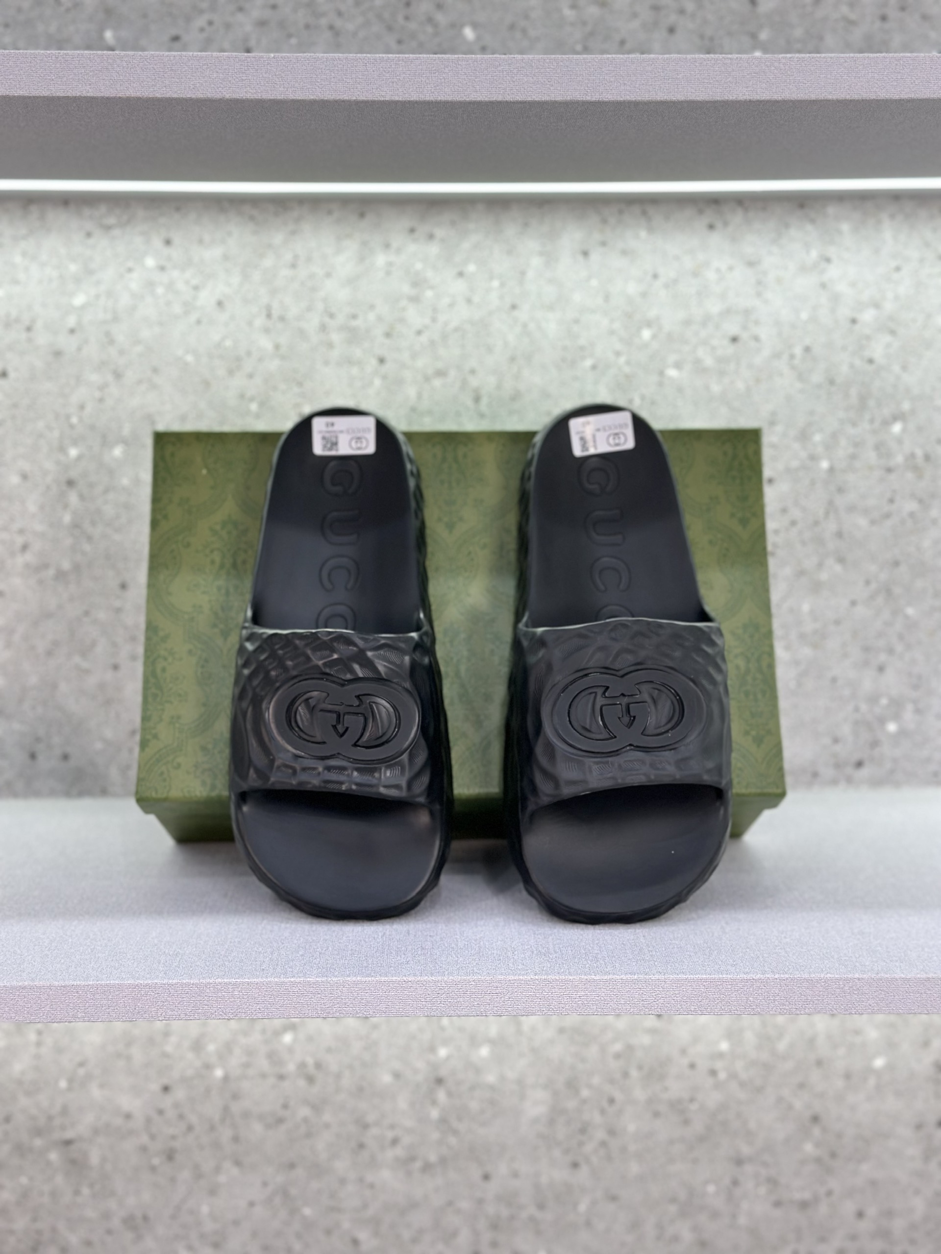 Dép lê quai ngang Gucci GC Đen sần logo GG nổi Like Auth on web fullbox bill thẻ VTN