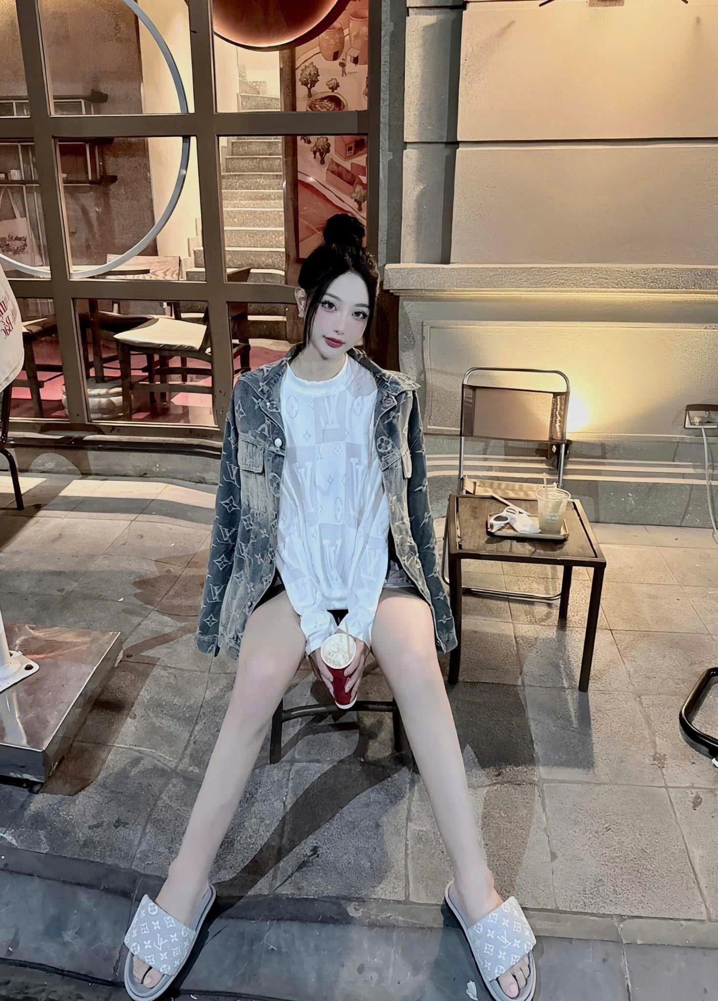 Áo khoác denim jacket Louis Vuitton LV Xanh loang họa tiết hoa vân logo rách mài Like Auth CD