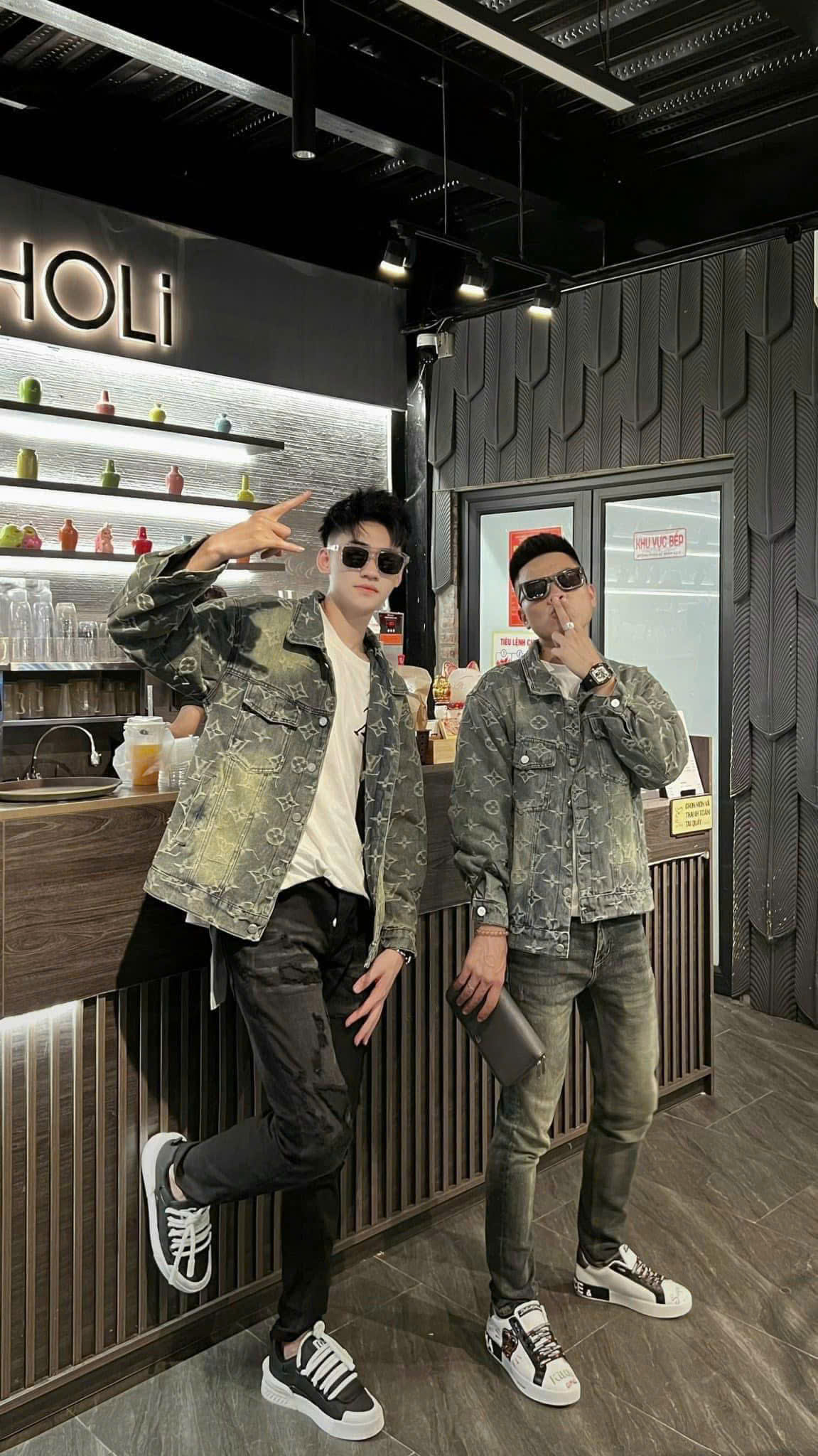 Áo khoác denim jacket Louis Vuitton LV Xanh loang họa tiết hoa vân logo rách mài Like Auth CD