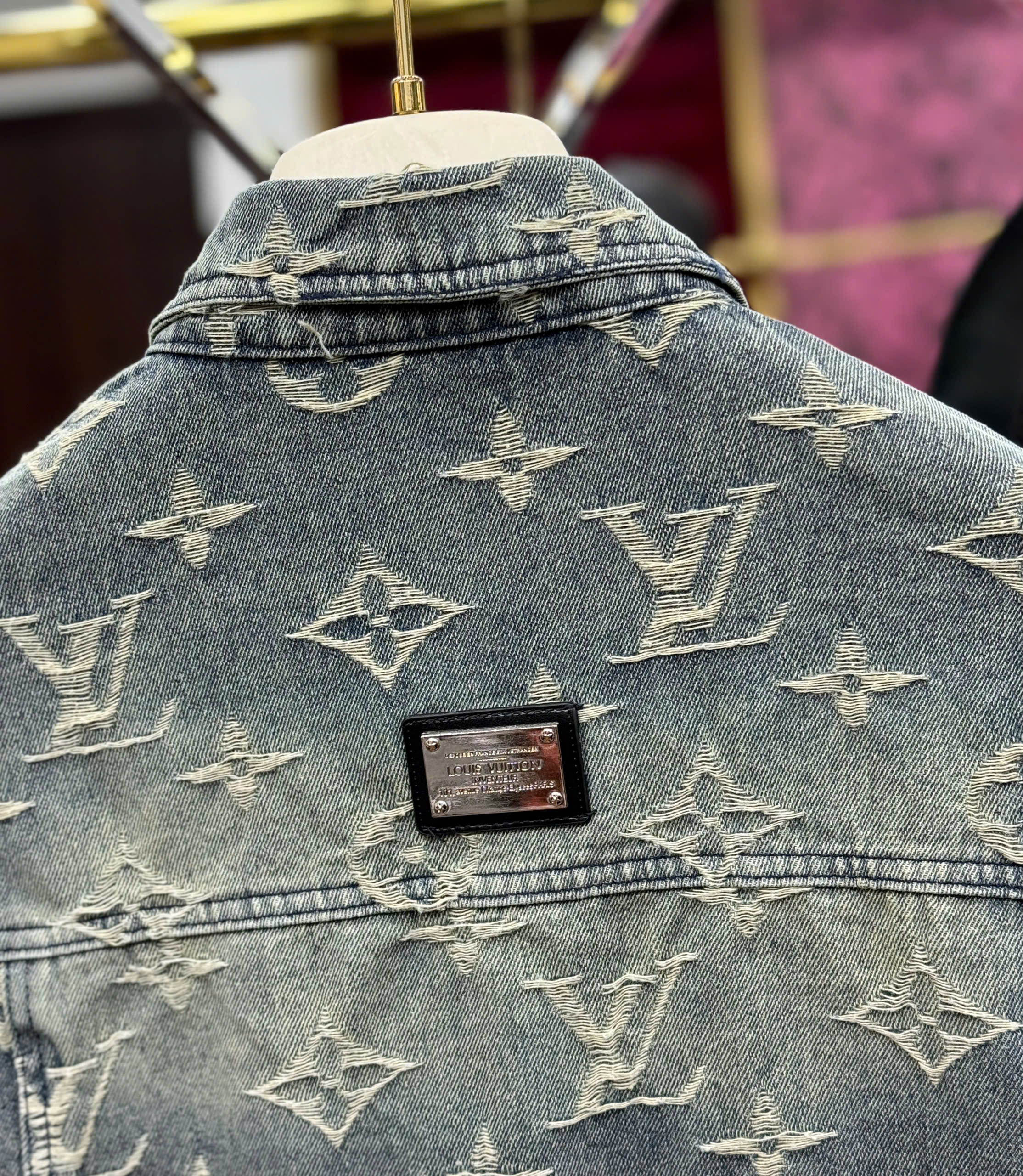 Áo khoác denim jacket Louis Vuitton LV Xanh loang họa tiết hoa vân logo rách mài Like Auth CD