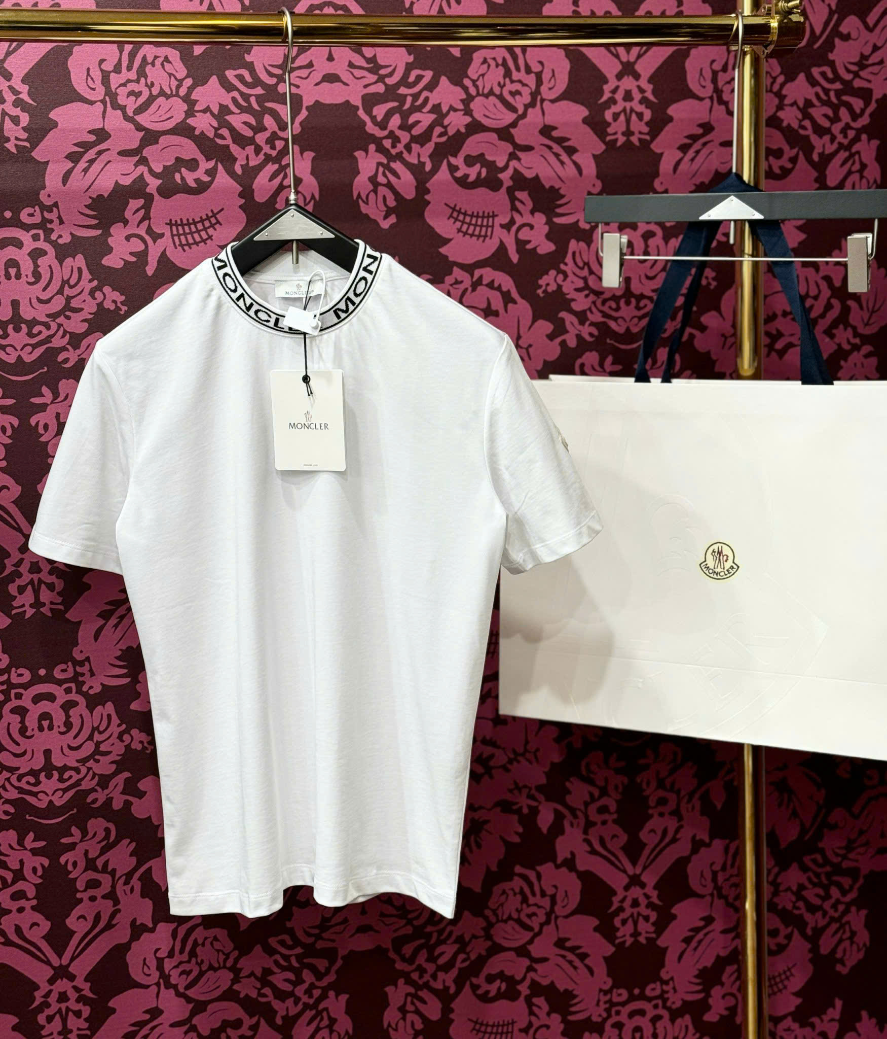 Áo phông T-shirt Moncler M logo chữ viền cổ Like Auth CD