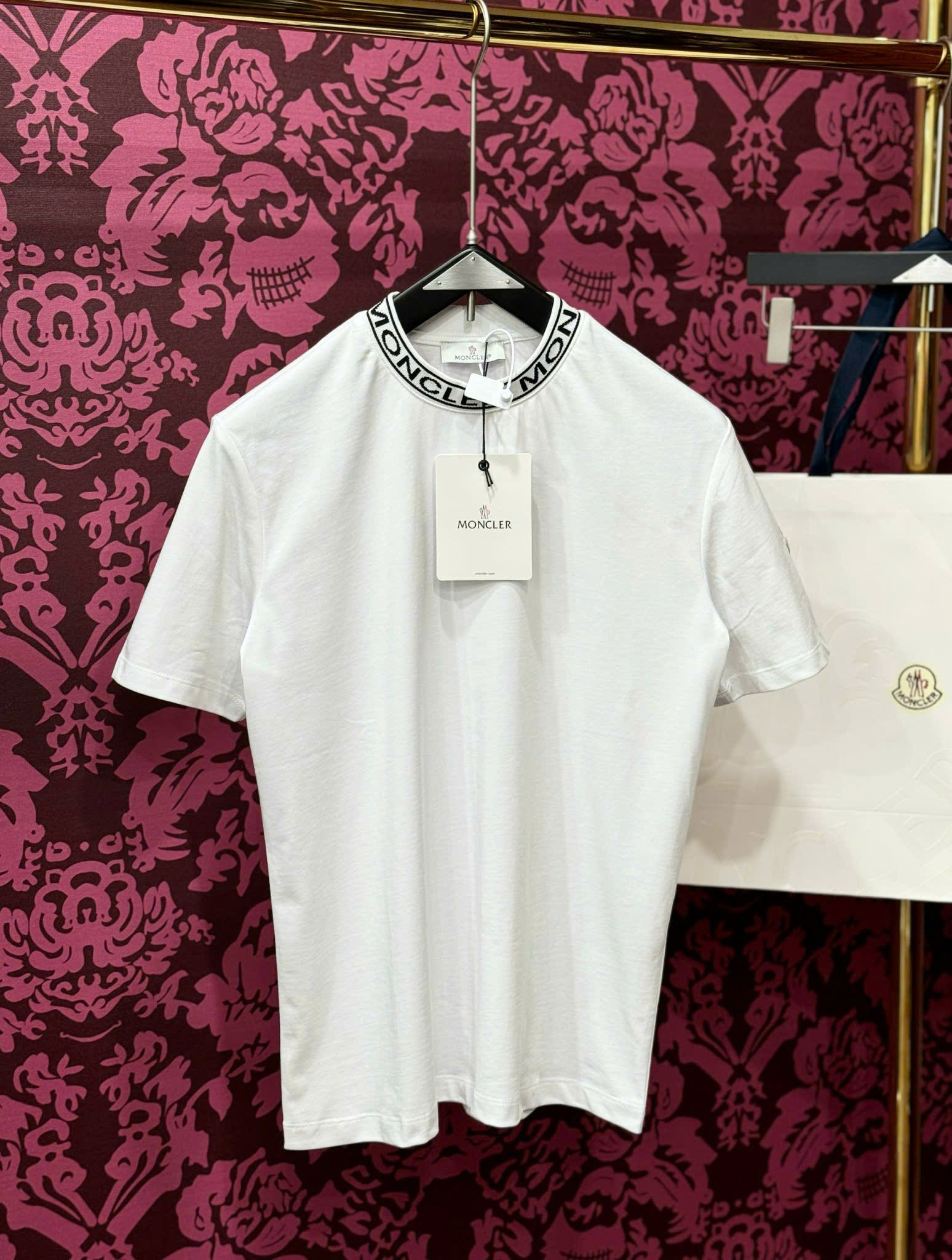 Áo phông T-shirt Moncler M logo chữ viền cổ Like Auth CD