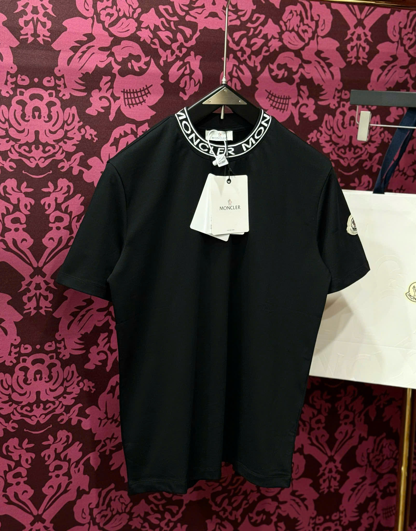 Áo phông T-shirt Moncler M logo chữ viền cổ Like Auth CD
