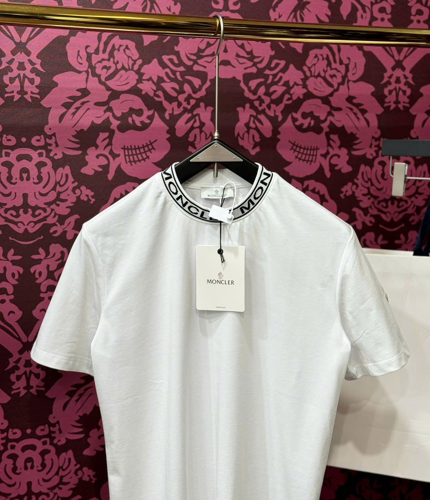 Áo phông T-shirt Moncler M logo chữ viền cổ Like Auth CD