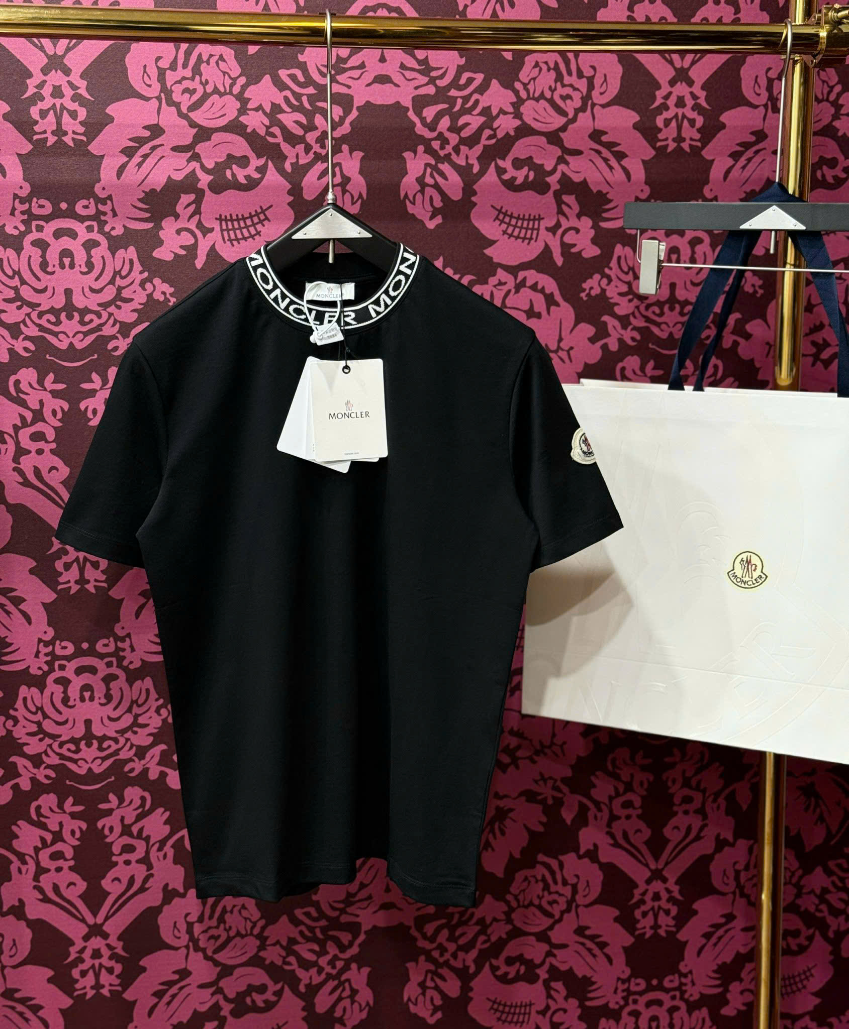 Áo phông T-shirt Moncler M logo chữ viền cổ Like Auth CD