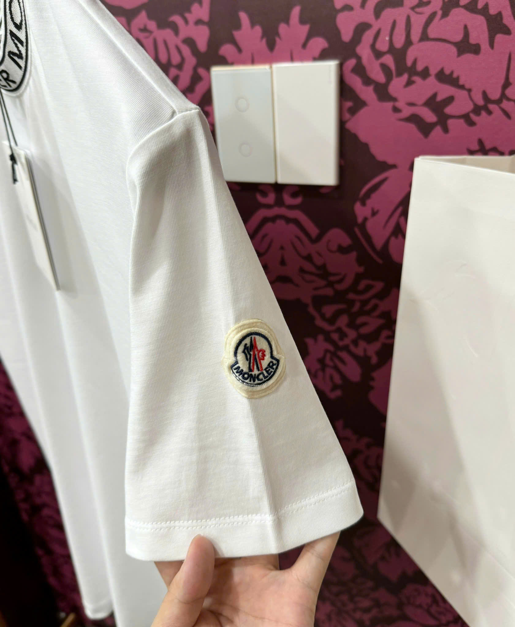 Áo phông T-shirt Moncler M logo chữ viền cổ Like Auth CD