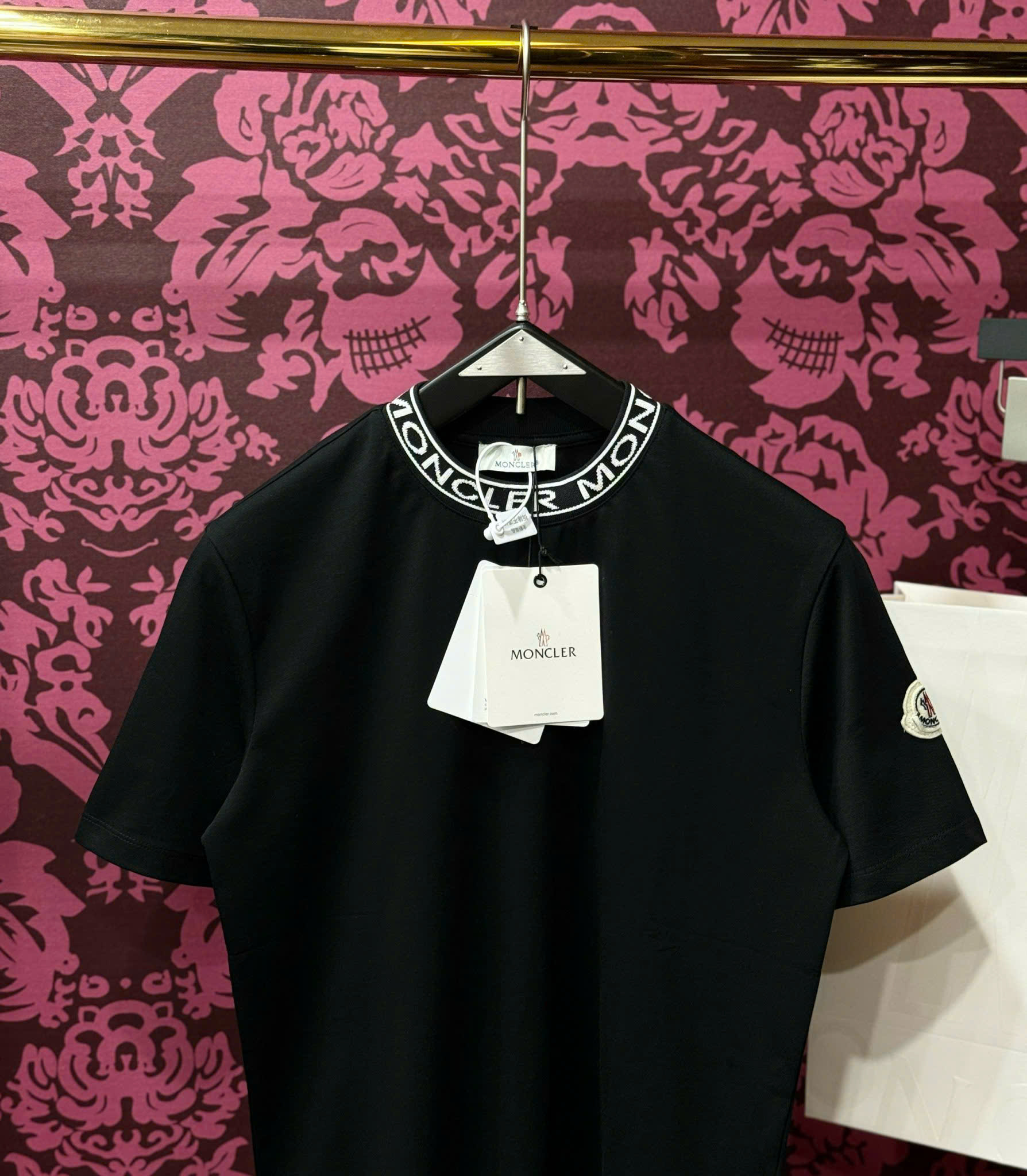 Áo phông T-shirt Moncler M logo chữ viền cổ Like Auth CD