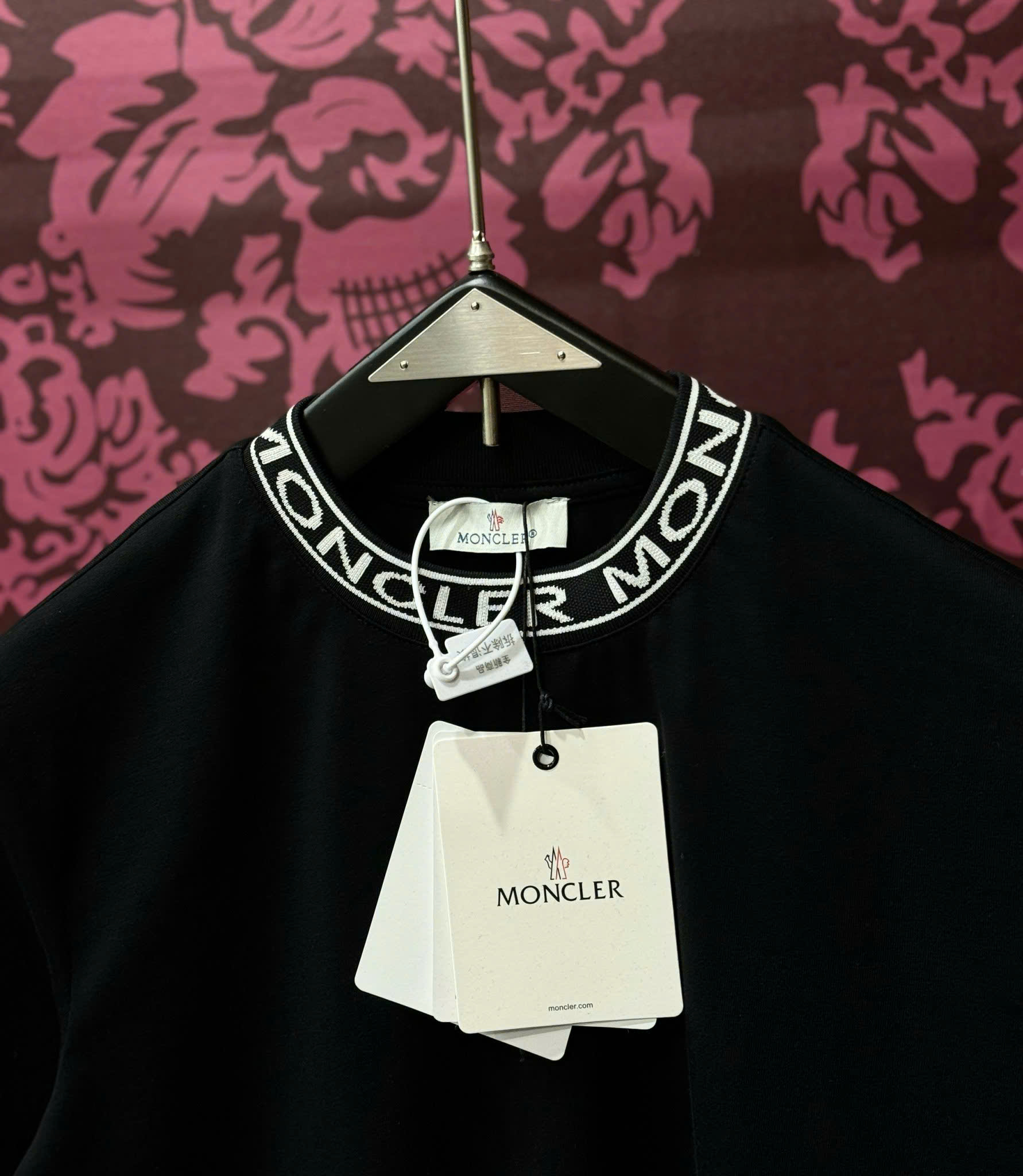 Áo phông T-shirt Moncler M logo chữ viền cổ Like Auth CD