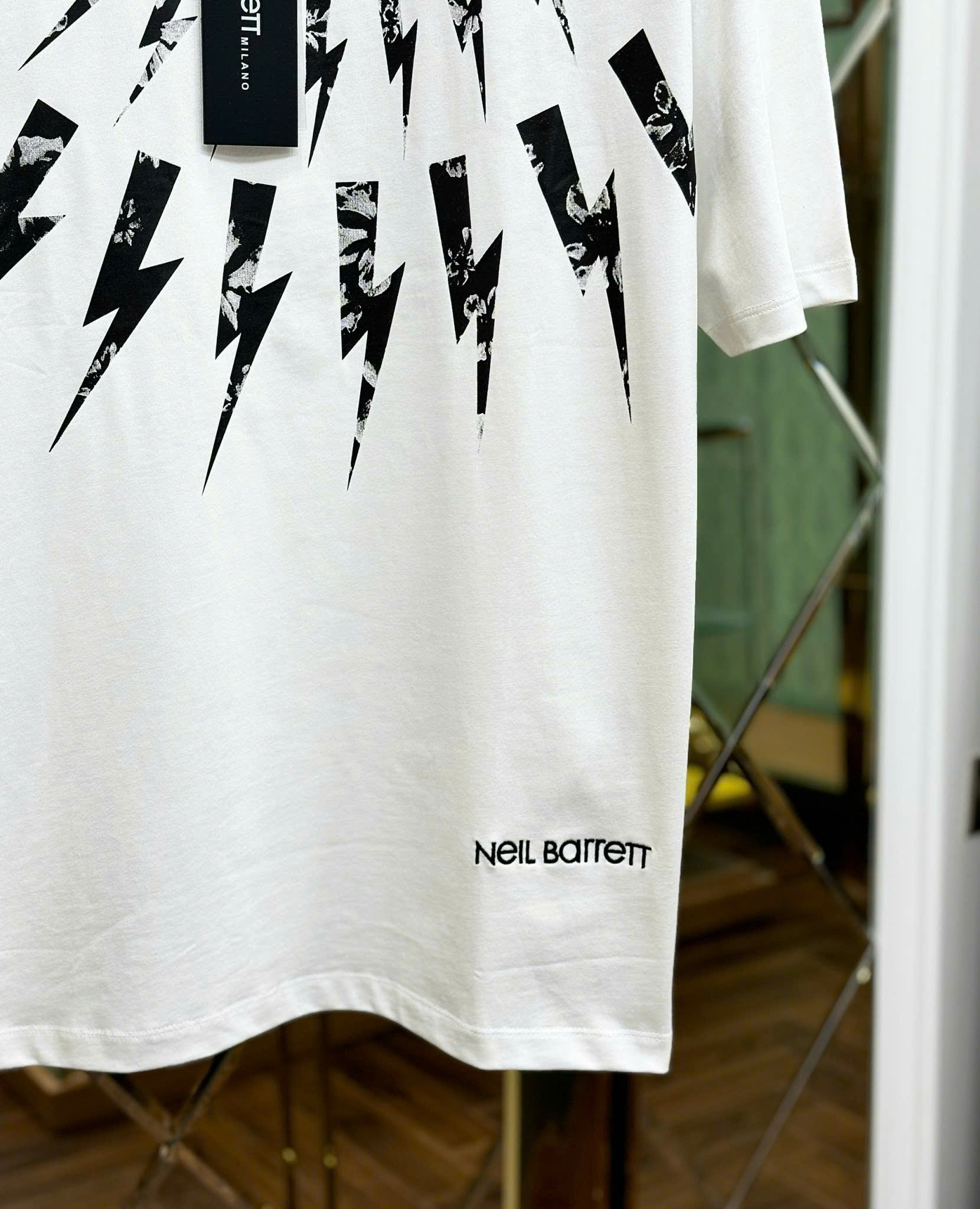 Áo phông T-shirt Neil Barret NB Trắng họa tiết  tia sét Đen Like Auth CD