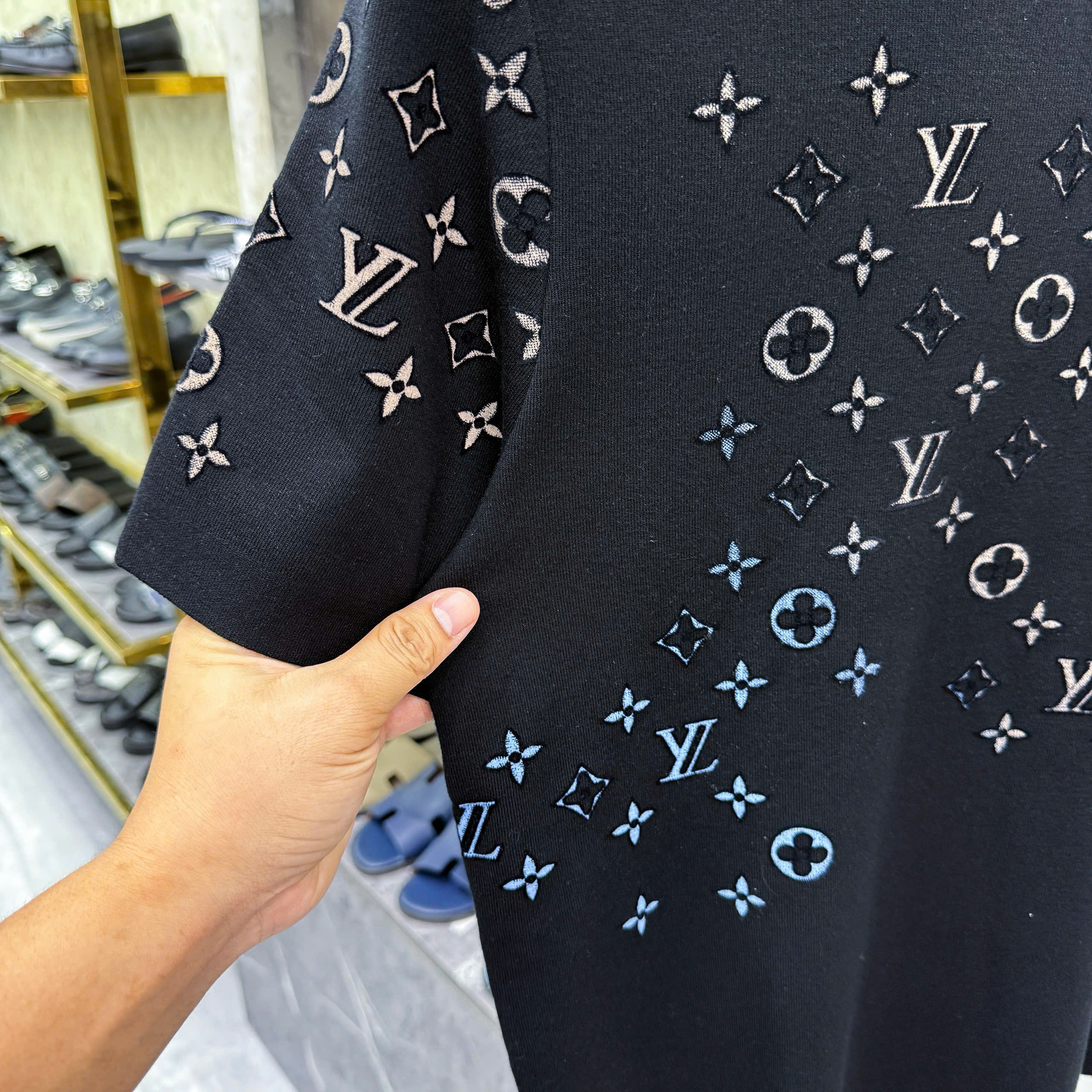 Áo phông T-shirt len Louis Vuitton LV họa tiết màu sắc thêu Like Auth MK