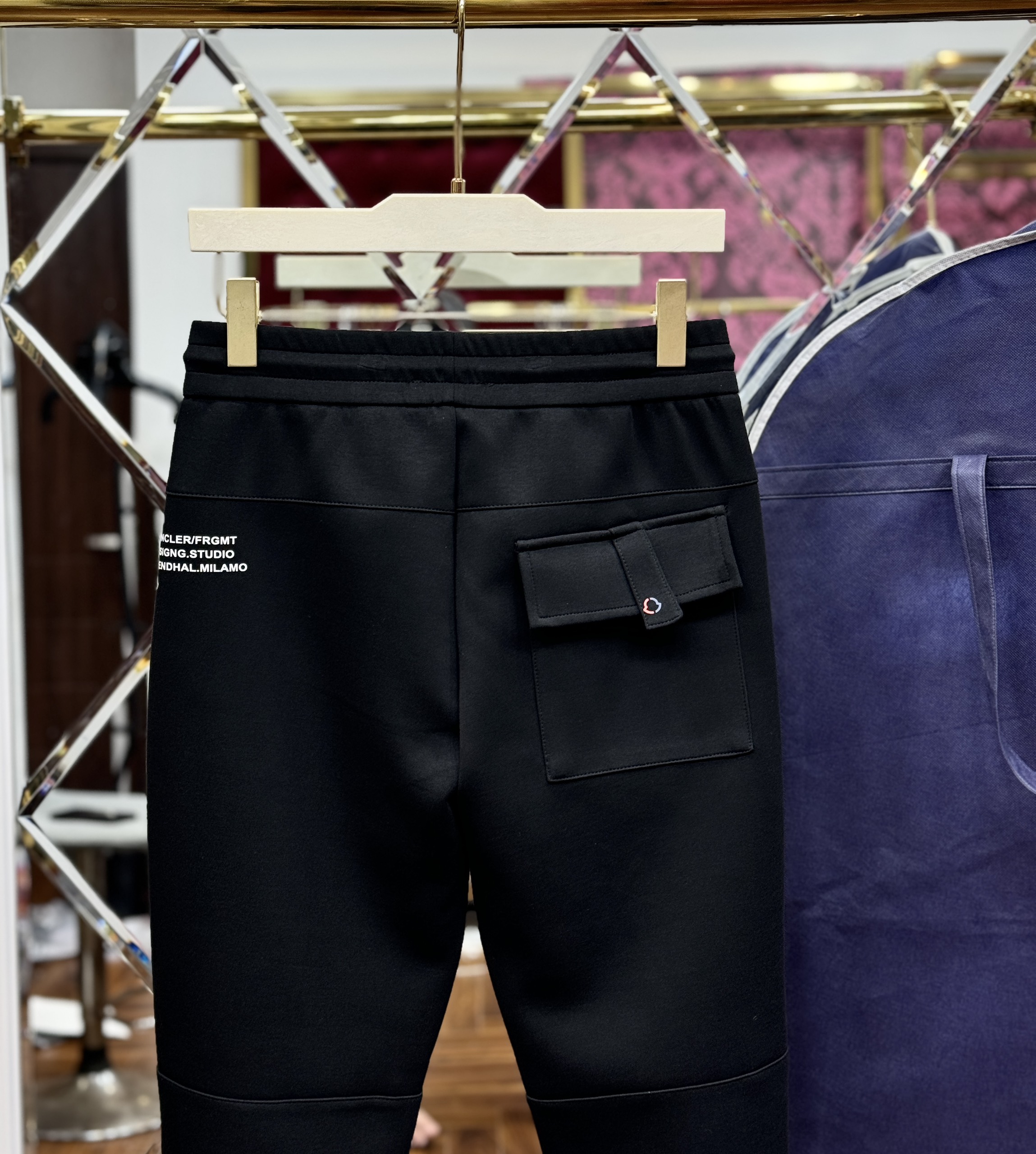 Quần jogger Moncler M Đen logo thêu đùi Like Auth CD LK