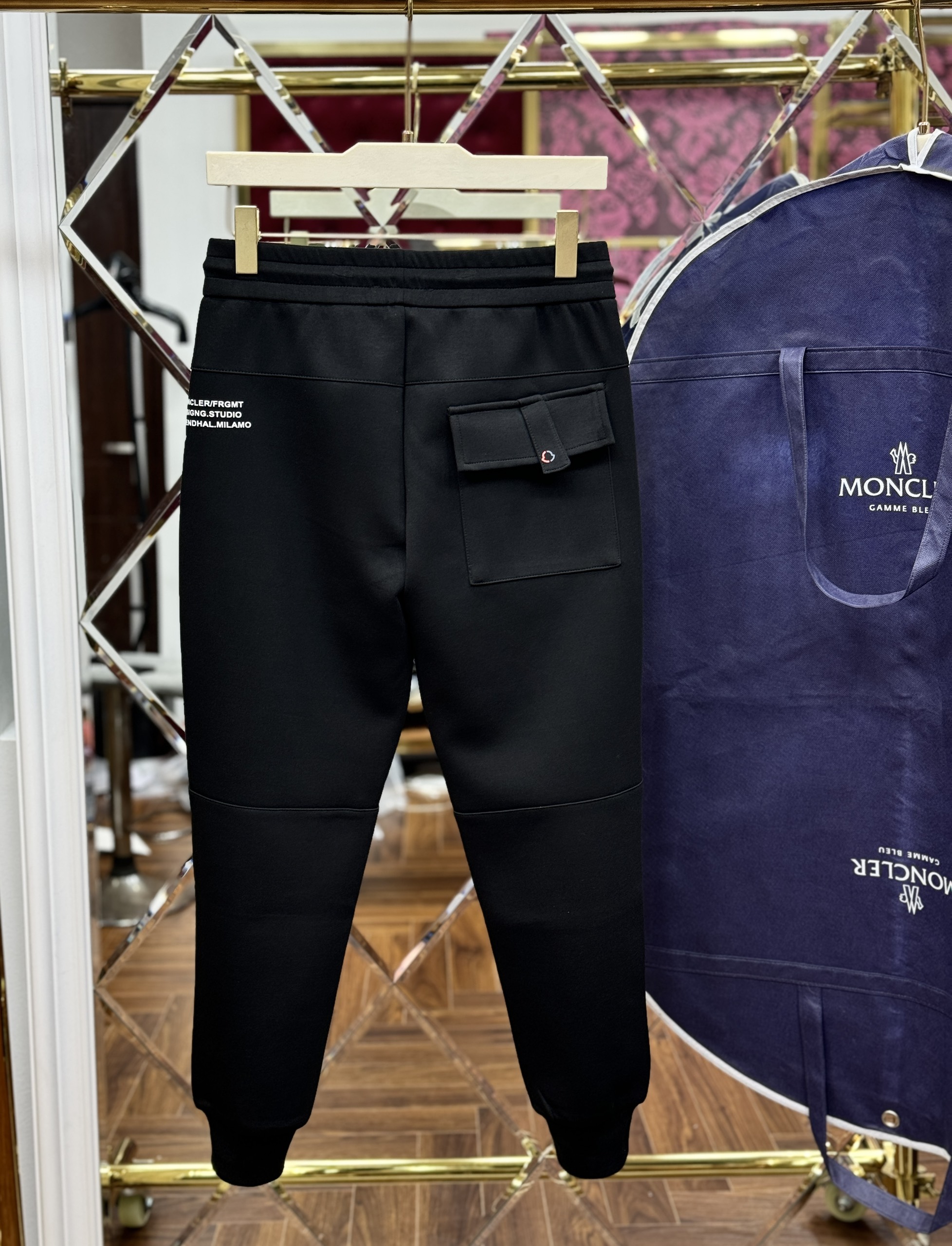 Quần jogger Moncler M Đen logo thêu đùi Like Auth CD LK